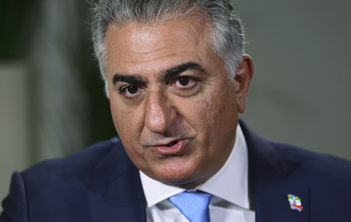 Η πτώση του θεοκρατικού καθεστώτος στο Ιράν είναι αναγκαία, όχι όμως και η επιστροφή του Σάχη &#8211; Το ένοχο παρελθόν των Παχλαβί