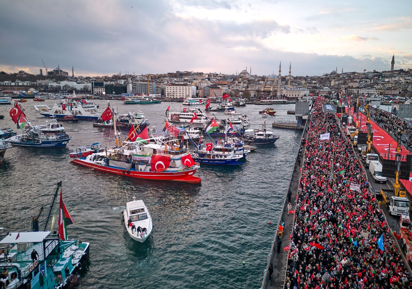 Δεκάδες χιλιάδες άνθρωποι διαδήλωσαν στην Κωνσταντινούπολη για τη Γάζα