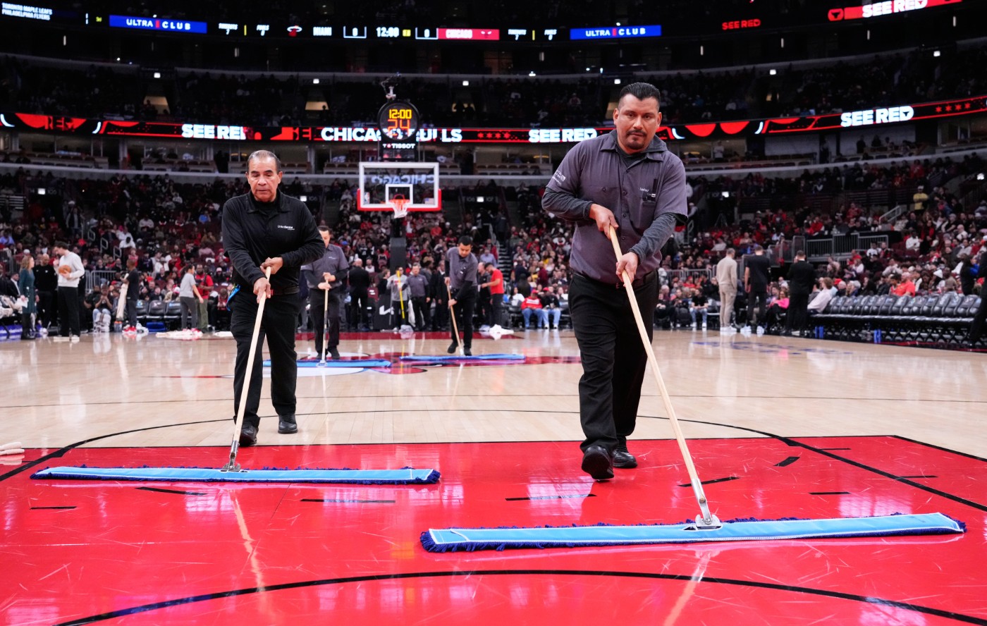 Μπουλς – Χιτ: Το βρεγμένο παρκέ έφερε την αναβολή