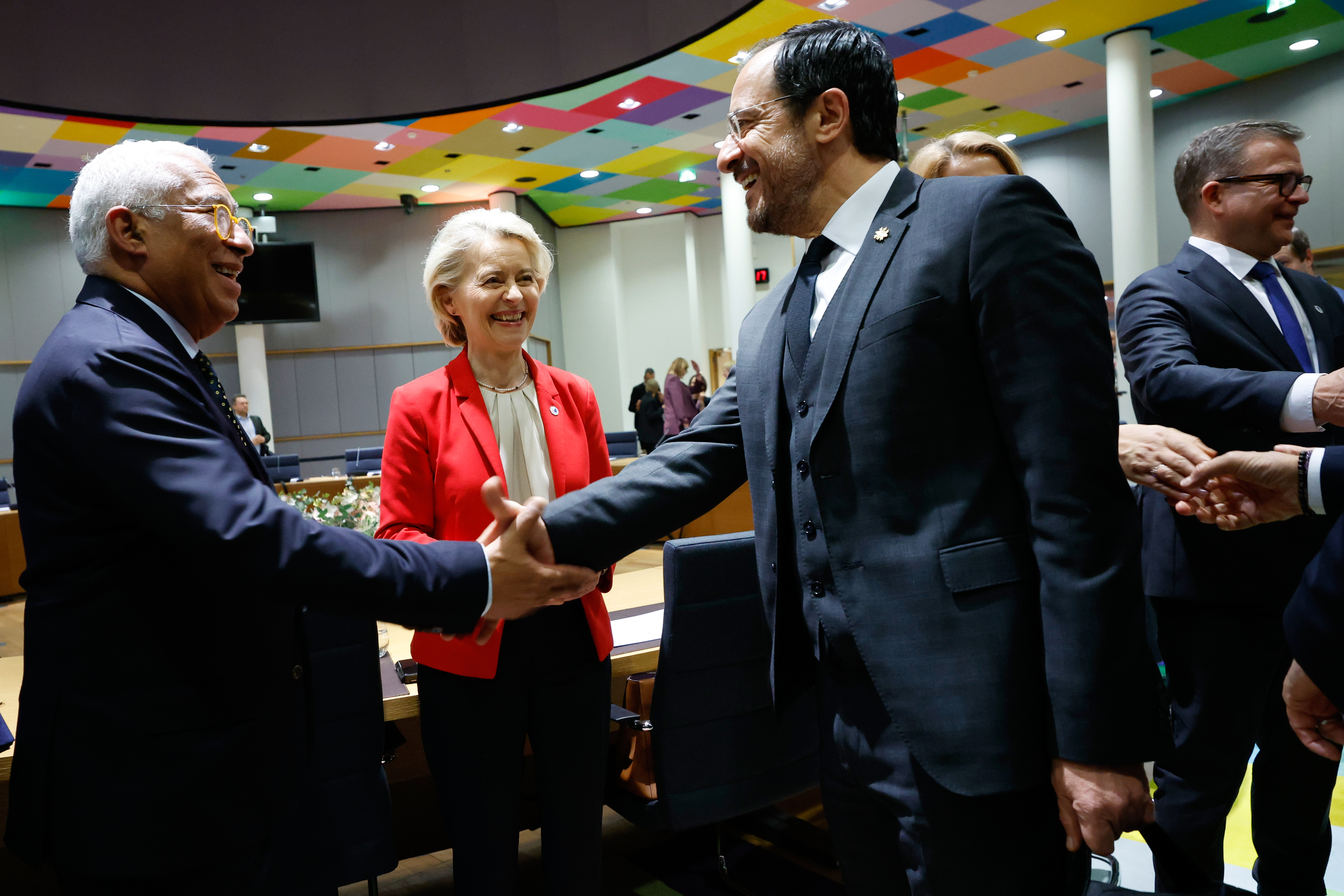 Η ΕΕ αναζητά τρόπους να μειώσει τις διατλαντικές εντάσεις με τις ΗΠΑ και τον Τραμπ