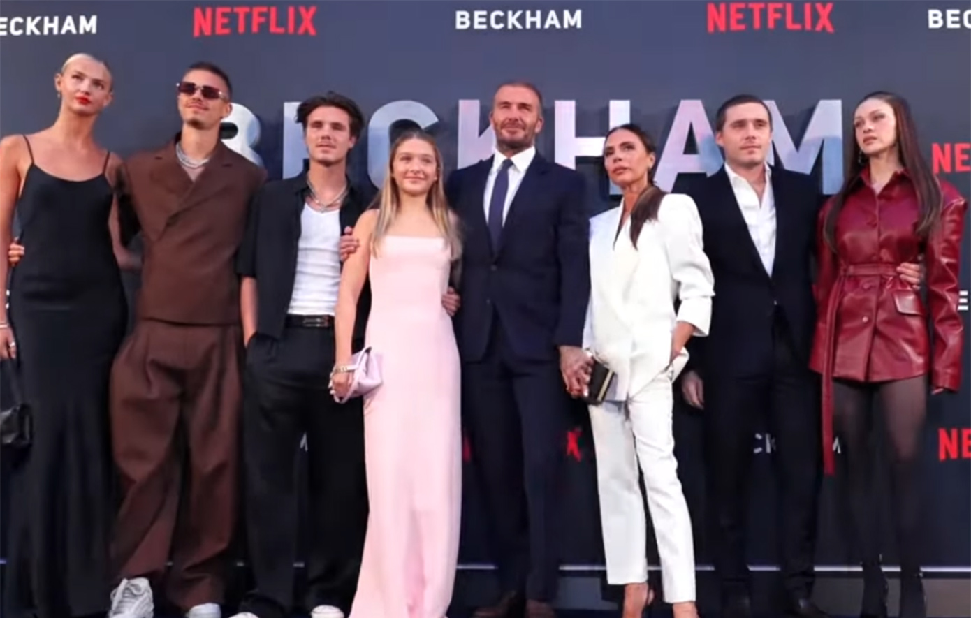 Το βίντεο με την αγέλαστη Νίκολα Πελτζ σε οικογενειακή φωτογραφία των Μπέκαμ έγινε viral μετά την εκρηκτική δήλωση του Μπρούκλιν