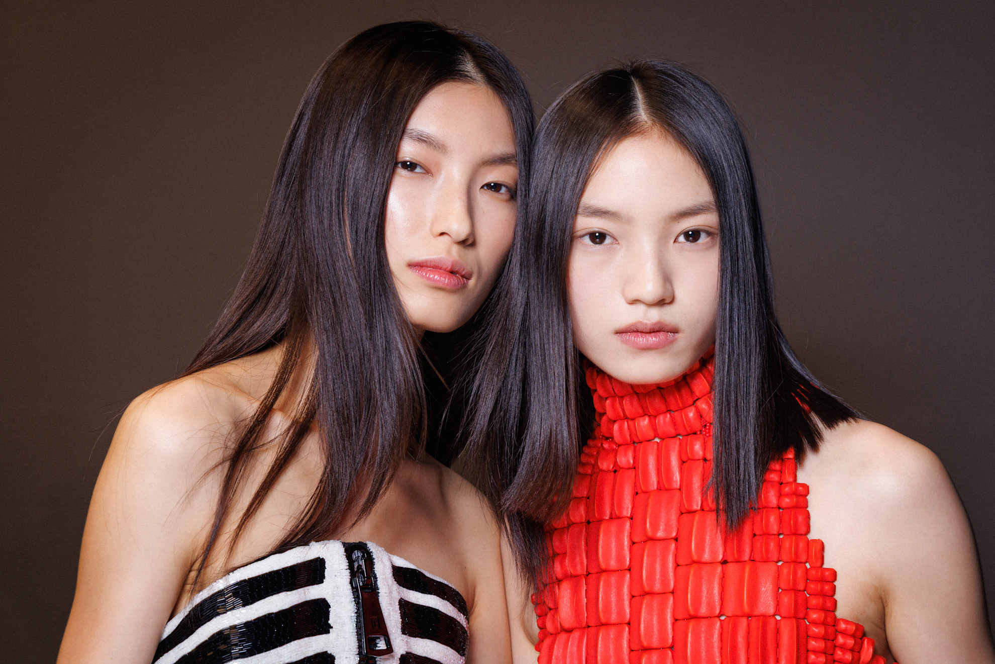 Το ασιατικό beauty trick που υπόσχεται να καθυστερήσει το γκριζάρισμα των μαλλιών