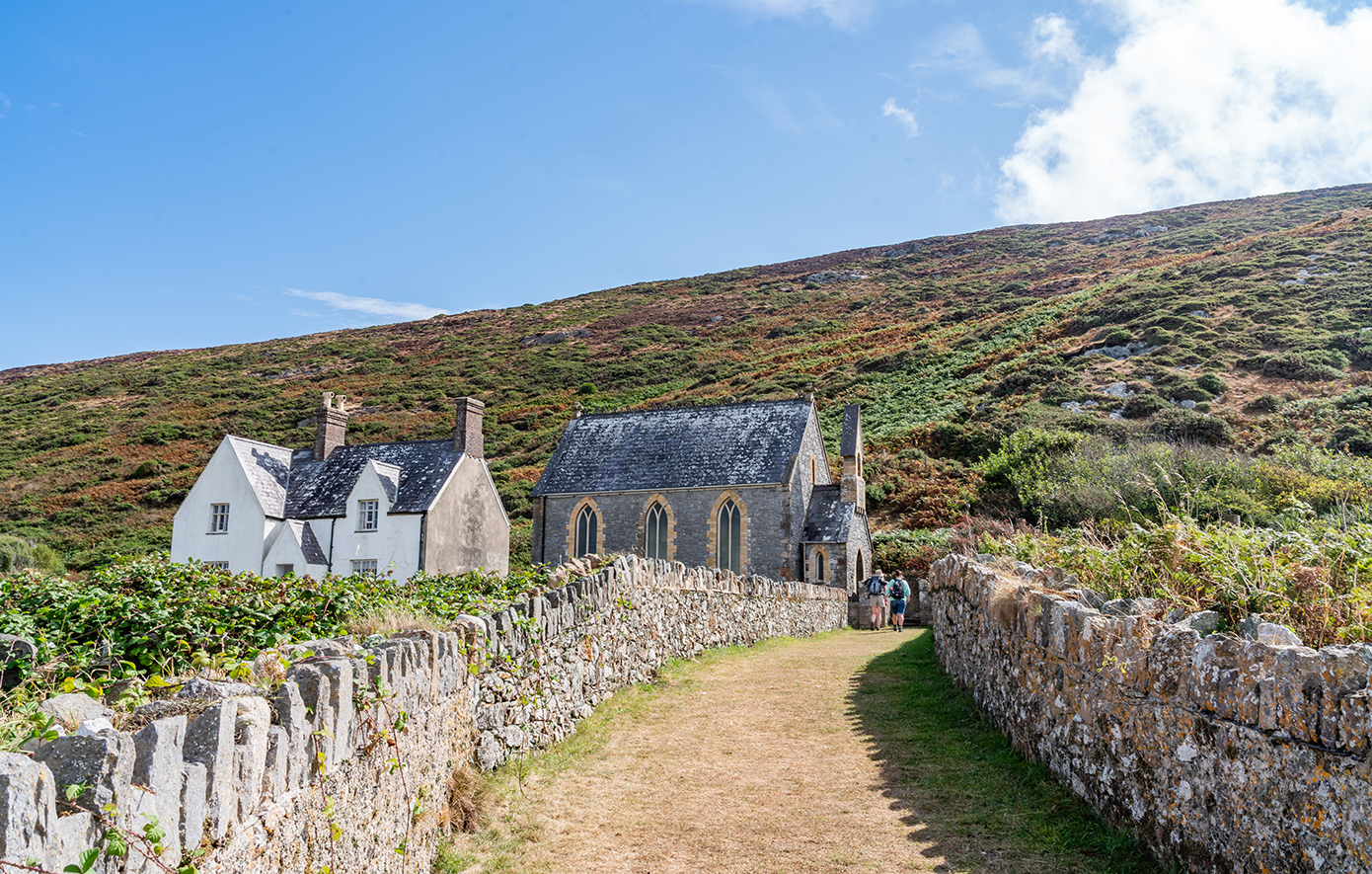 Το μικρό νησί με τους μόλις τρεις κατοίκους που μοιάζει με ταξίδι στον χρόνο, αναζητά εργαζόμενους – Θα μετακομίζατε εσείς εκεί;