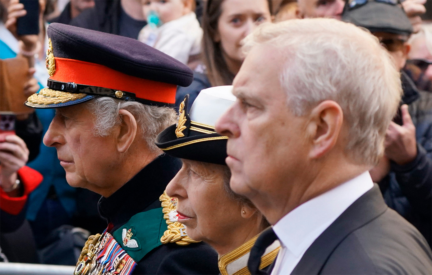 Γεμάτο τυφλοπόντικες το σπίτι που στέλνει ο βασιλιάς Κάρολος τον αδερφό του