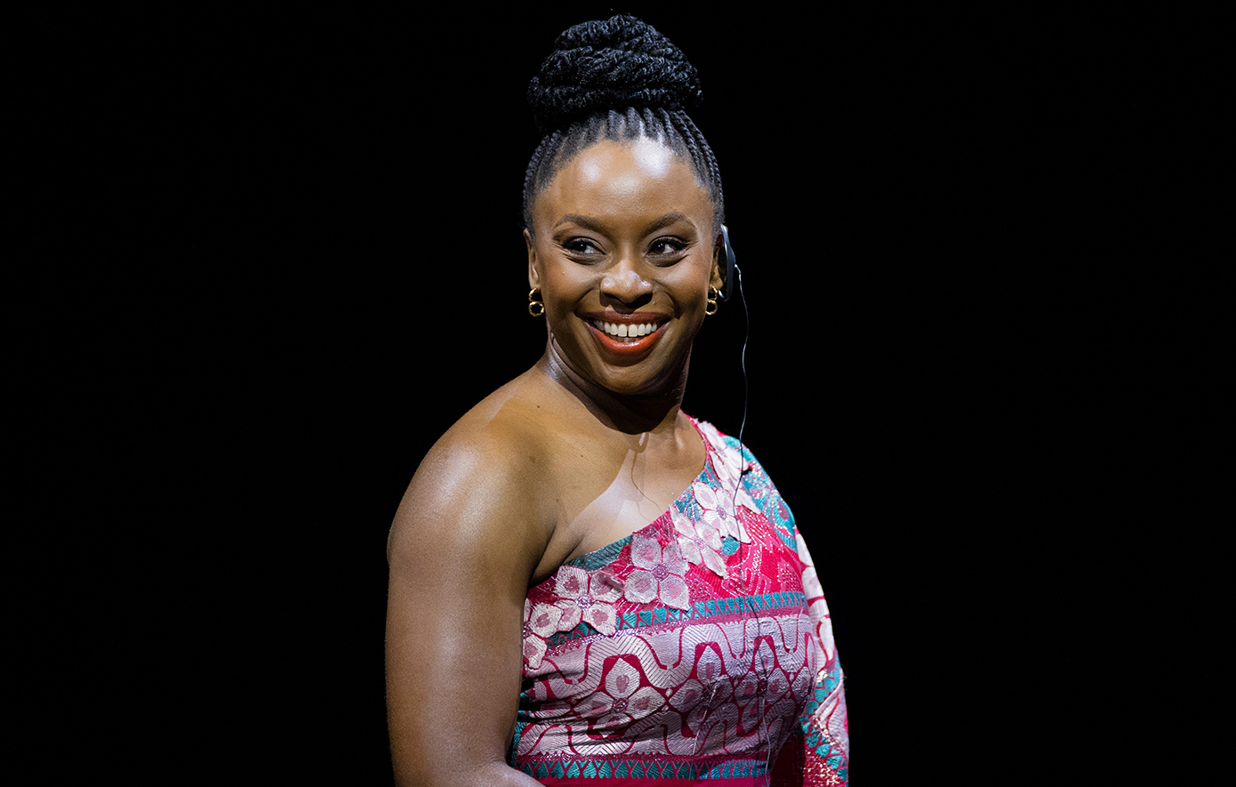 Θρήνος για τη διάσημη συγγραφέα Τσιμαμάντα Νγκόζι Αντίτσιε &#8211; Έχασε τον ενός έτους γιο της