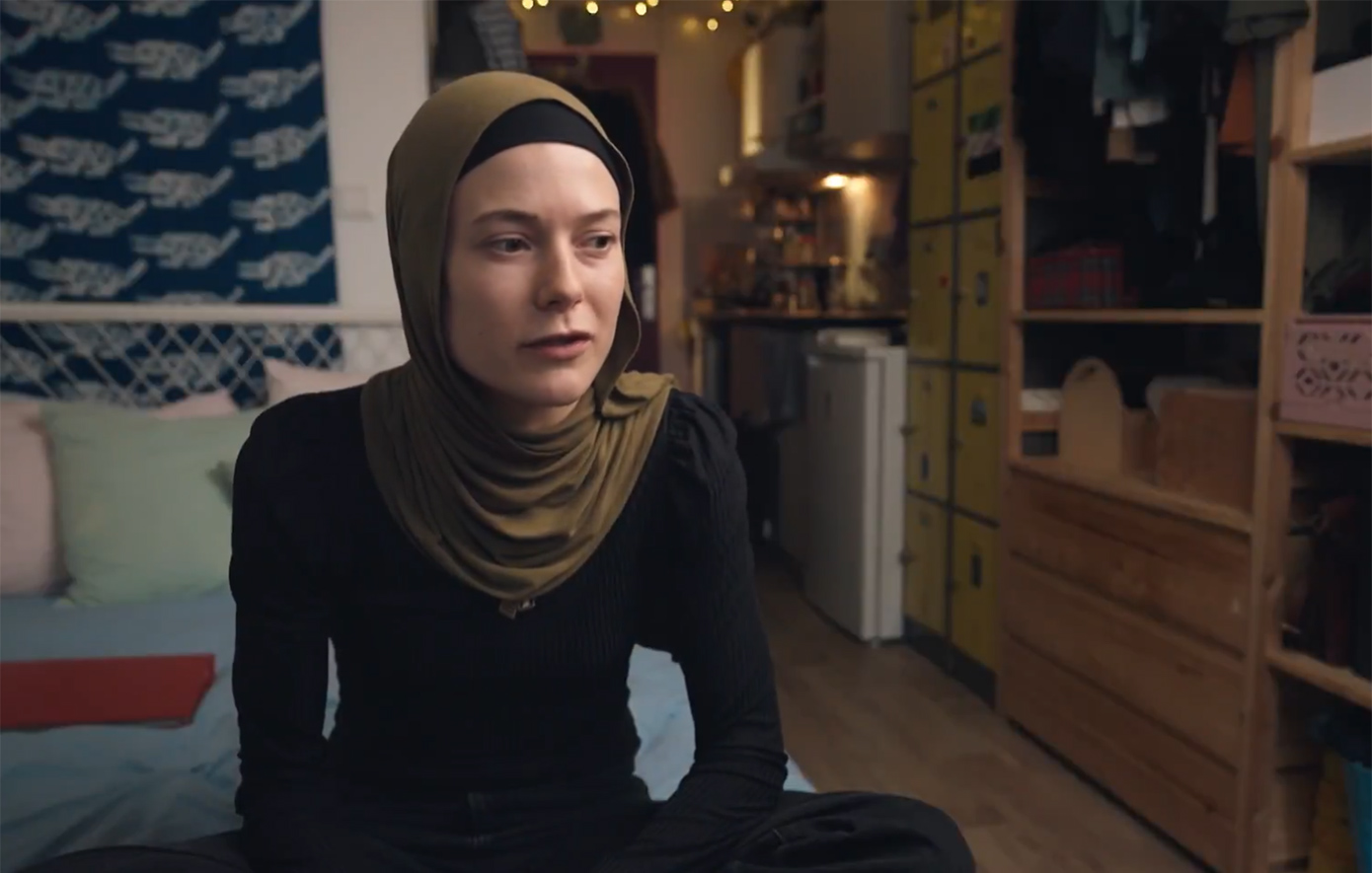 Ολλανδές φοιτήτριες δέχθηκαν να ζήσουν σε δομή με 125 πρόσφυγες για να «βοηθήσουν την ένταξή τους» και έπεσαν θύματα βιασμού