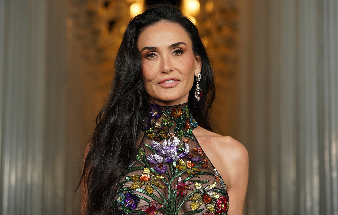 Η Ντέμι Μουρ αποκάλυψε γιατί δεν σκοπεύει να κόψει τα μακριά μαλλιά της