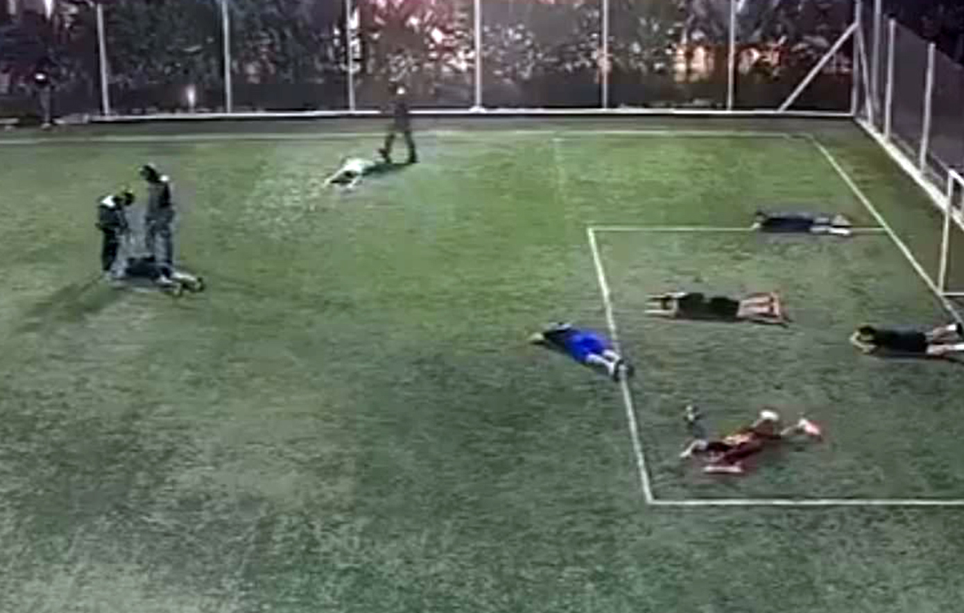 Αδιανόητο βίντεο &#8211; Εκτελεστές μεταμφιεσμένοι σε αστυνομικούς εισβάλλουν σε γήπεδο ποδοσφαίρου στον Ισημερινό και εκτελούν τρεις αντίπαλους κακοποιούς