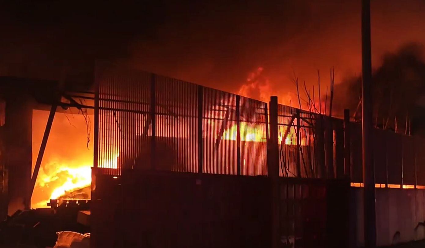 Μεγάλη φωτιά σε εργοστάσιο πλαστικών στο Μενίδι &#8211; Ήχησε το 112