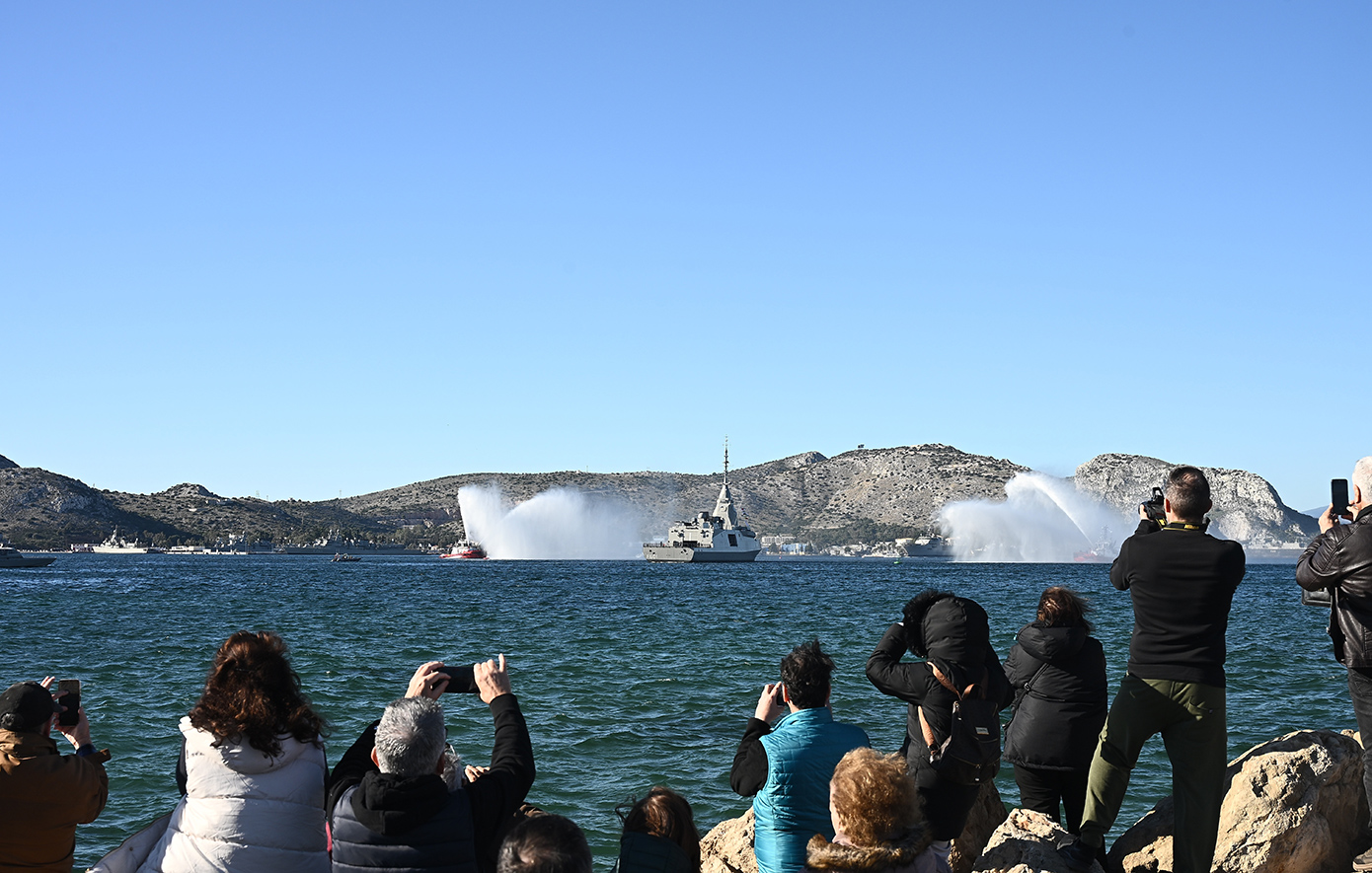 Εντυπωσιακή υποδοχή της φρεγάτας «Κίμων» στο Πέραμα από πολίτες &#8211; Στήθηκε υδάτινη αψίδα, δείτε βίντεο και φωτογραφίες