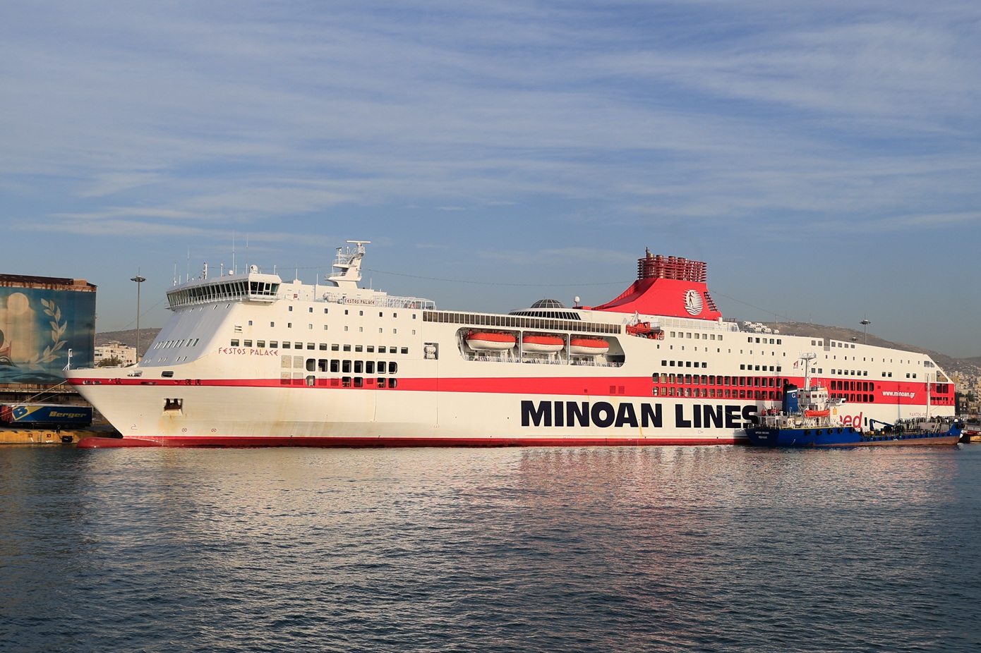 Δεν κατάφεραν να δέσουν στο λιμάνι της Μήλου τα πλοία «Festos Palace» και «Knossos Palace» λόγω των δυσμενών καιρικών