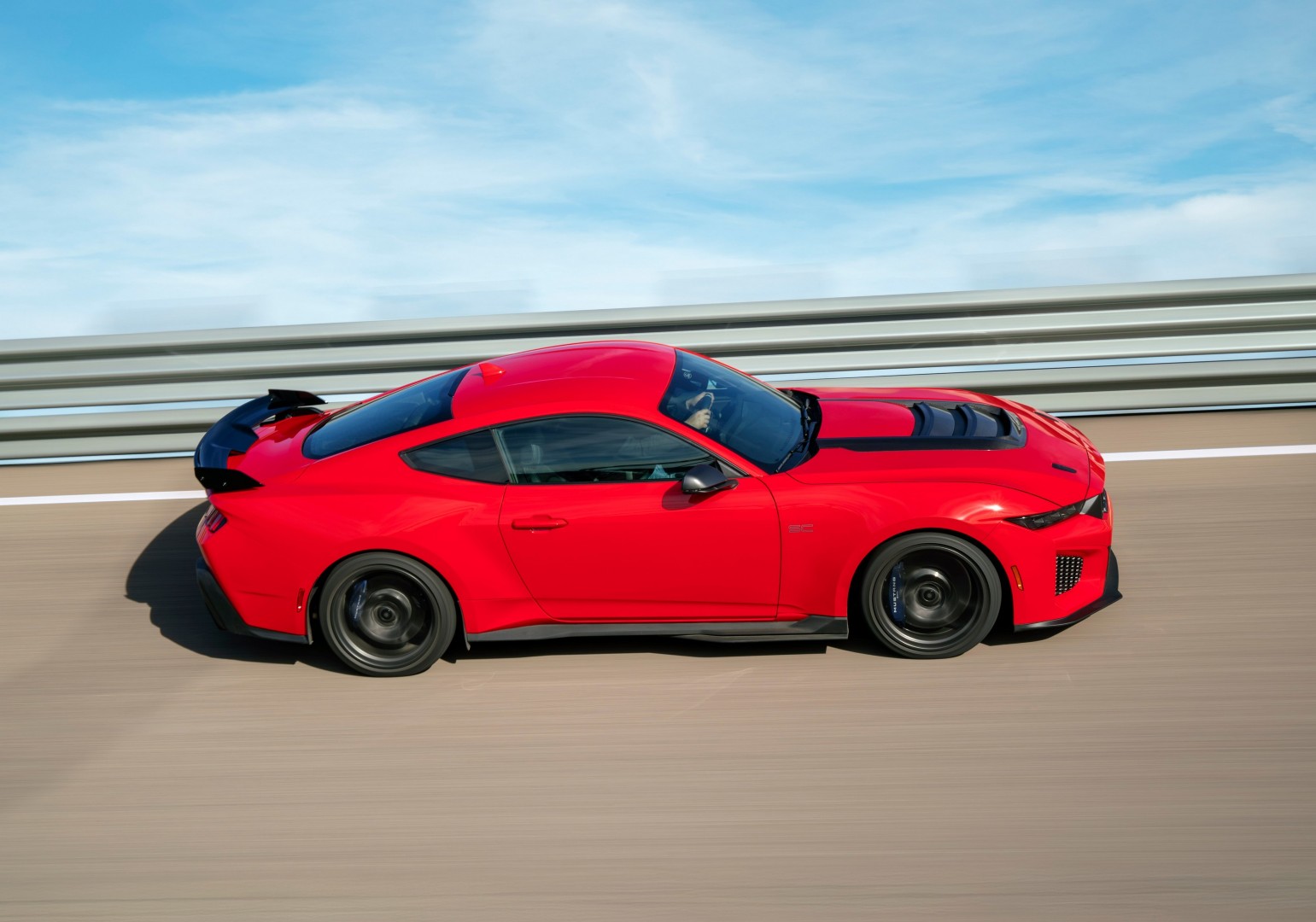 Η νέα Ford Mustang Dark Horse SC είναι γεννημένη για την πίστα