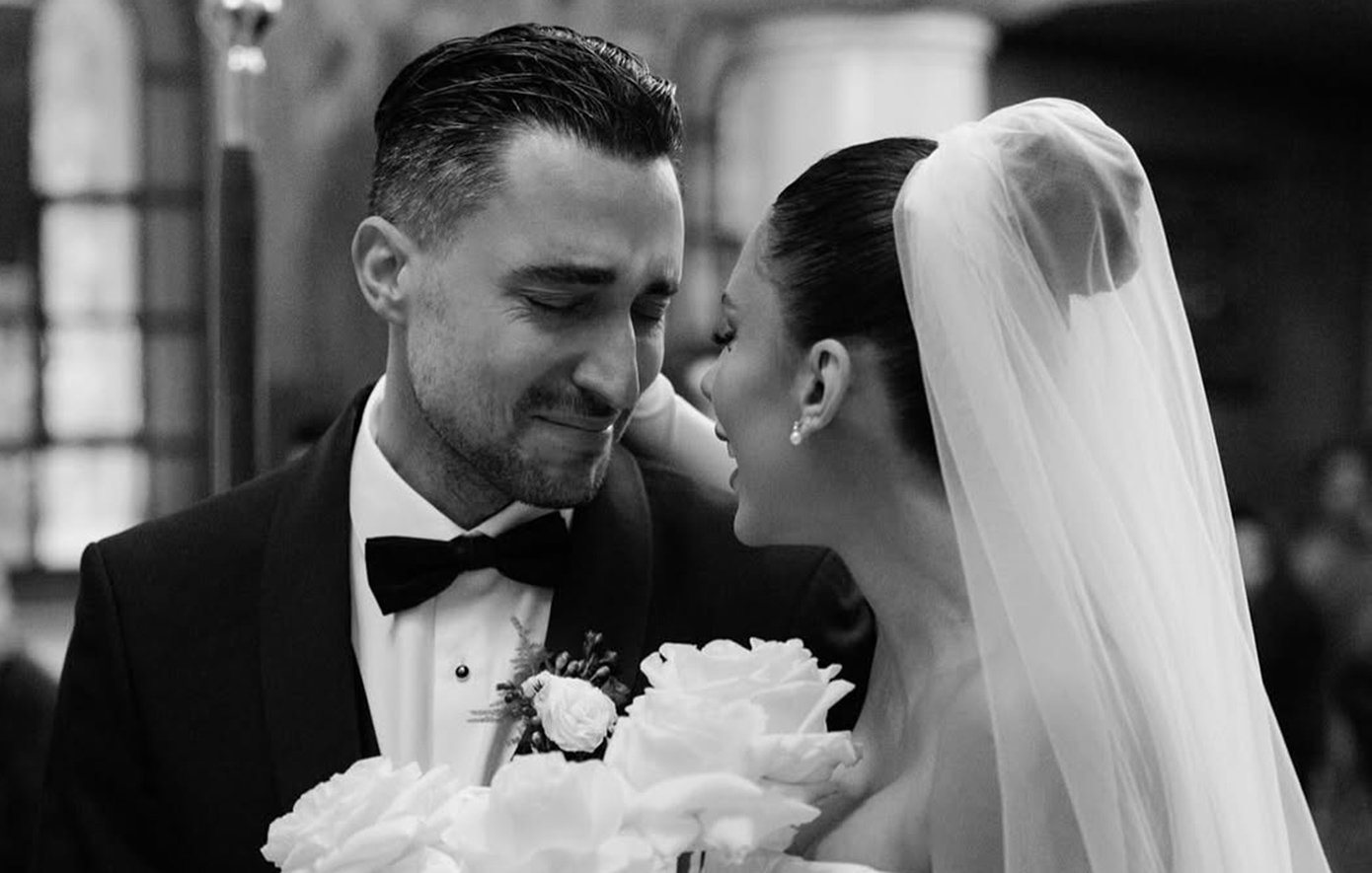 Σάκης Κατσούλης – Μαριαλένα Ρουμελιώτη: Το επίσημο άλμπουμ του γάμου τους – Τα δάκρυα και τα φιλιά