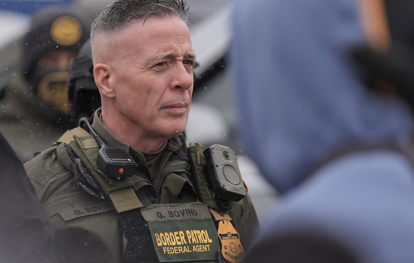 Πώς ο Γκρεγκ Μποβίνο έγινε το «σύμβολο» της αμείλικτης μάχης του Τραμπ κατά των παράτυπων μεταναστών