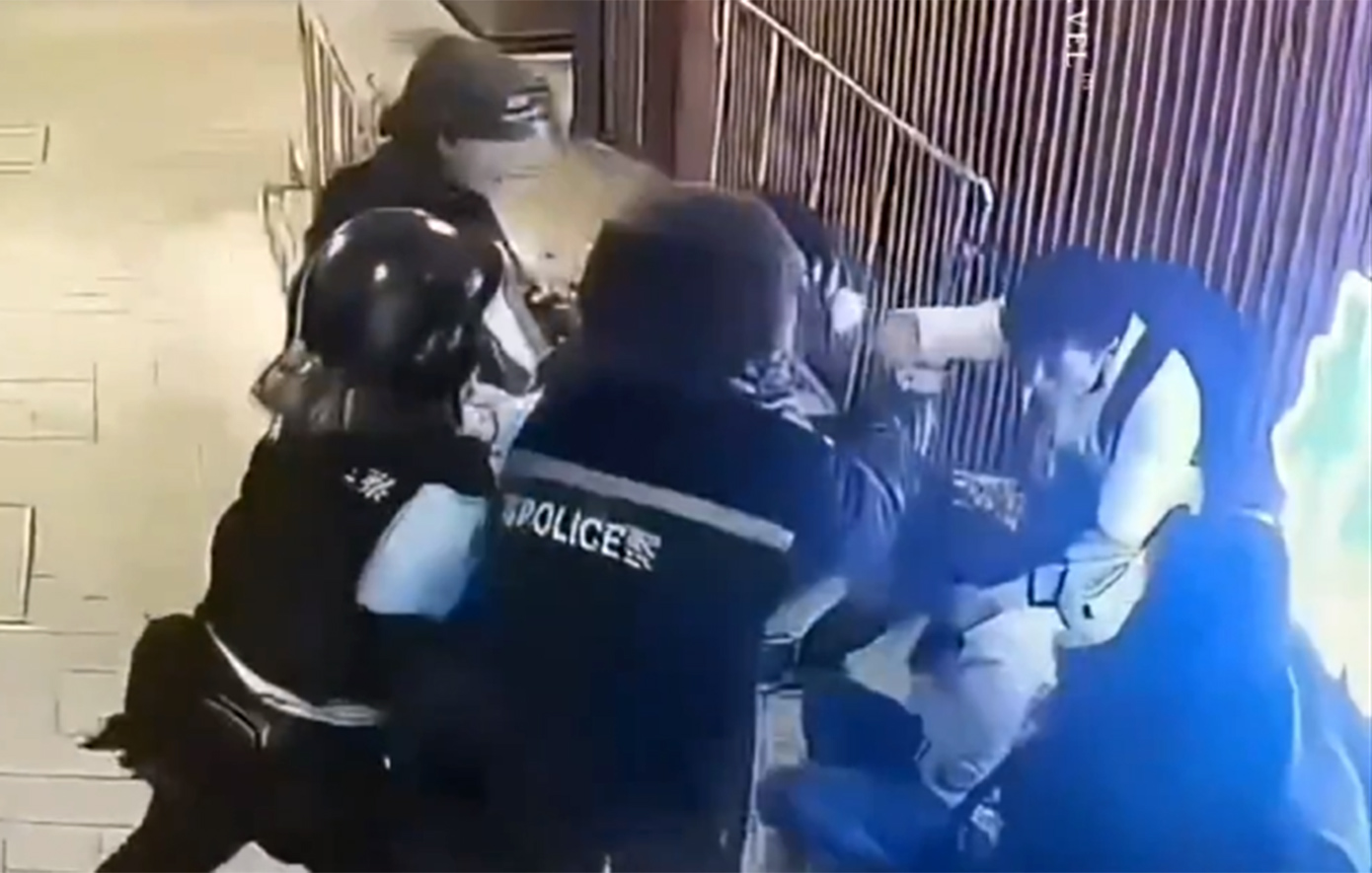 Αστυνομικοί σκότωσαν άνδρα που απειλούσε να μαχαιρώσει γυναίκα μέσα σε εμπορικό κέντρο &#8211; Σκληρές εικόνες