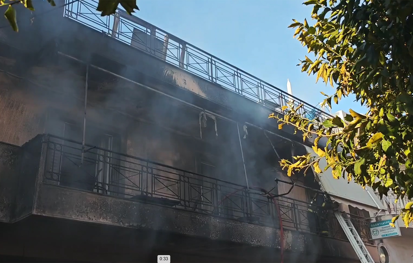 Σπίτι καταστράφηκε από φωτιά στο Ίλιον &#8211; Η στιγμή που τυλίγεται στις φλόγες