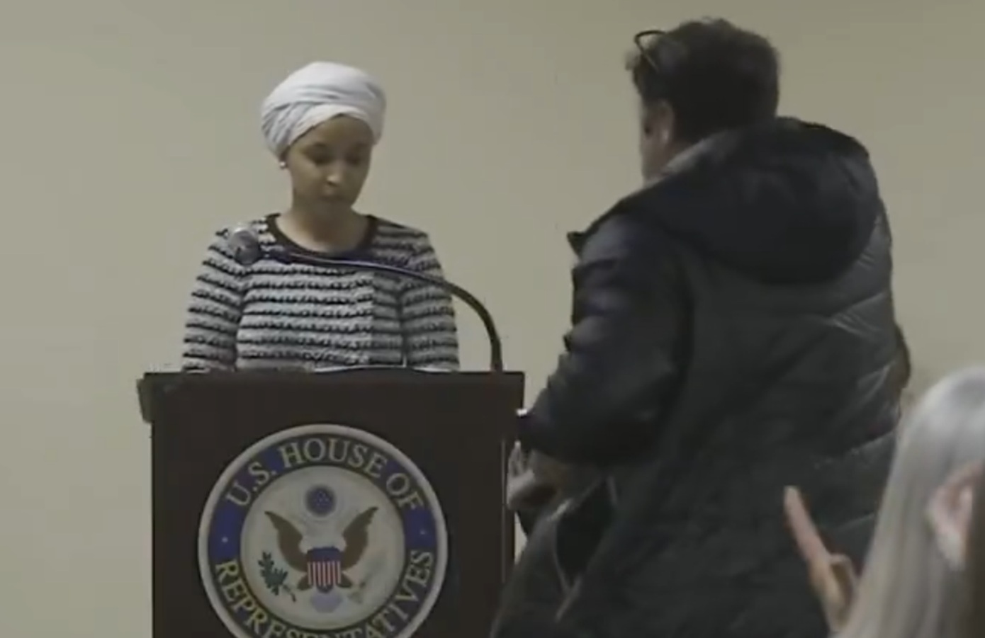 Επίθεση στη βουλευτή των Δημοκρατικών, Ιλχάν Ομάρ στη Μινεσότα – Άνδρας την ψέκασε με άγνωστη ουσία