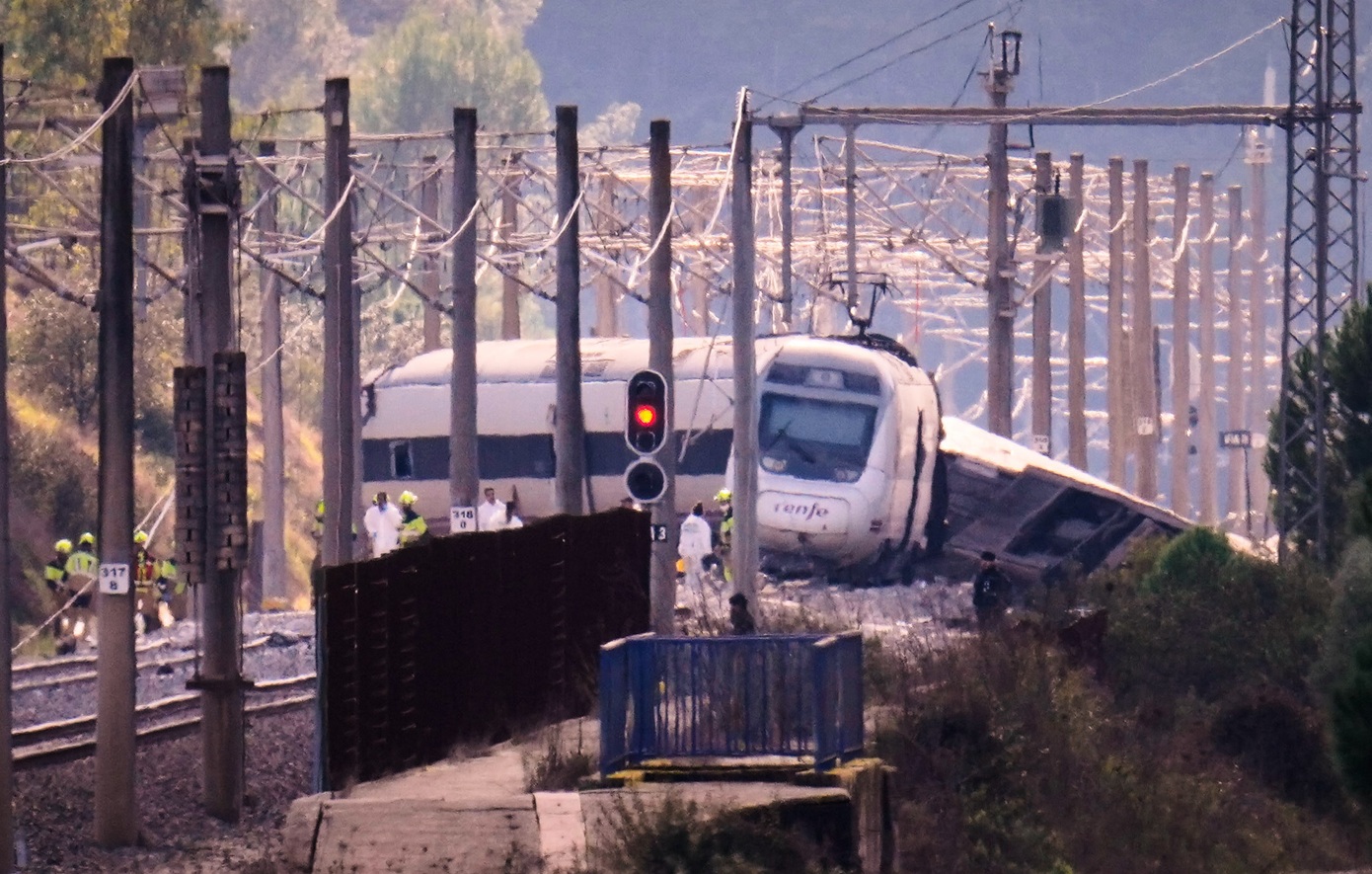 «Ουρλιαχτά, αίμα και σκοτάδι»: Ο σπασμένος σύνδεσμος στις ράγες και οι μαρτυρίες από το φονικό τρένο στην Ισπανία
