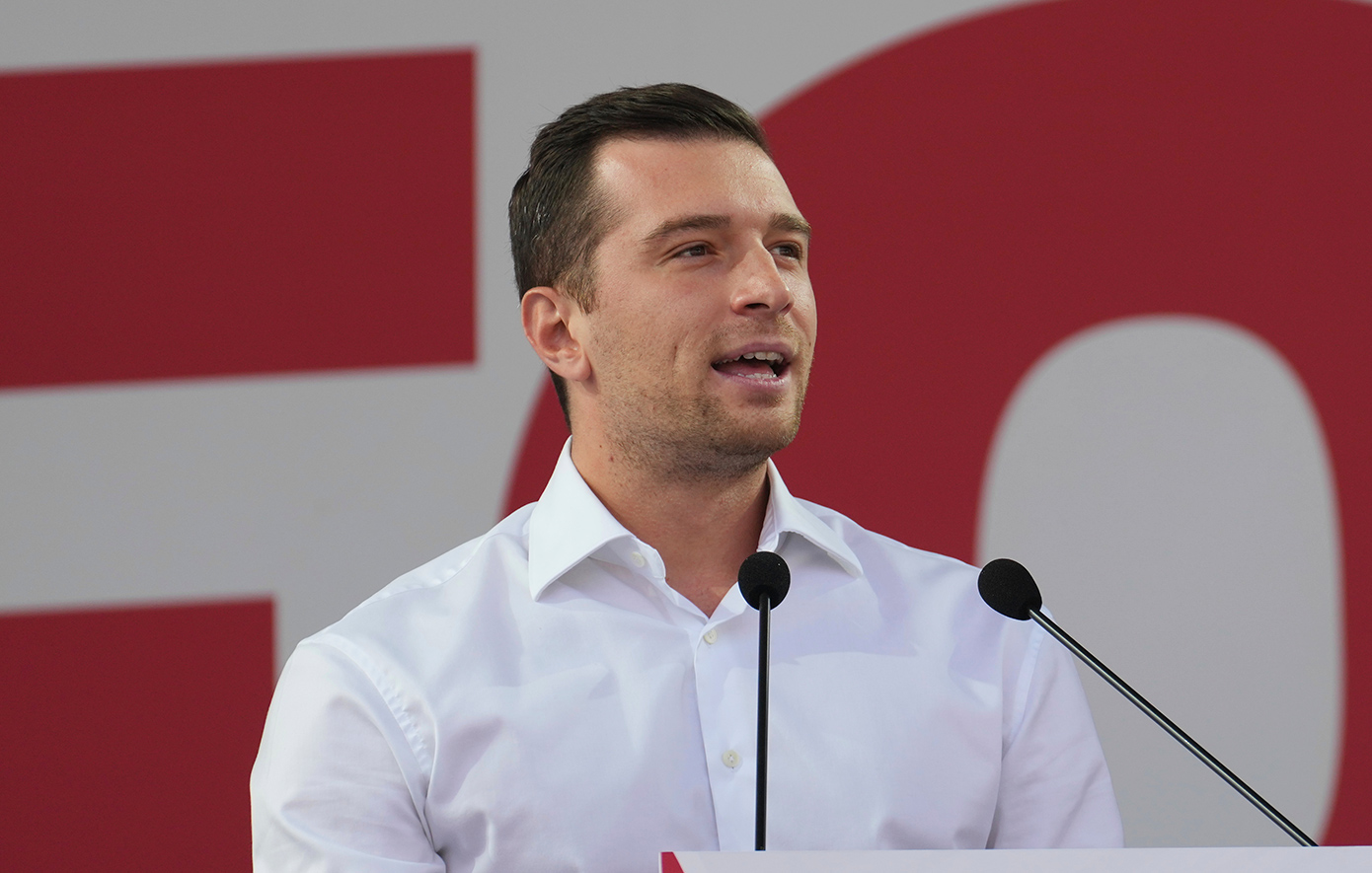 Από θαυμαστής&#8230; επικριτής: Ο Μπαρντελά του Εθνικού Μετώπου αδειάζει τον Τραμπ και ζητά ευρωπαϊκή αντεπίθεση