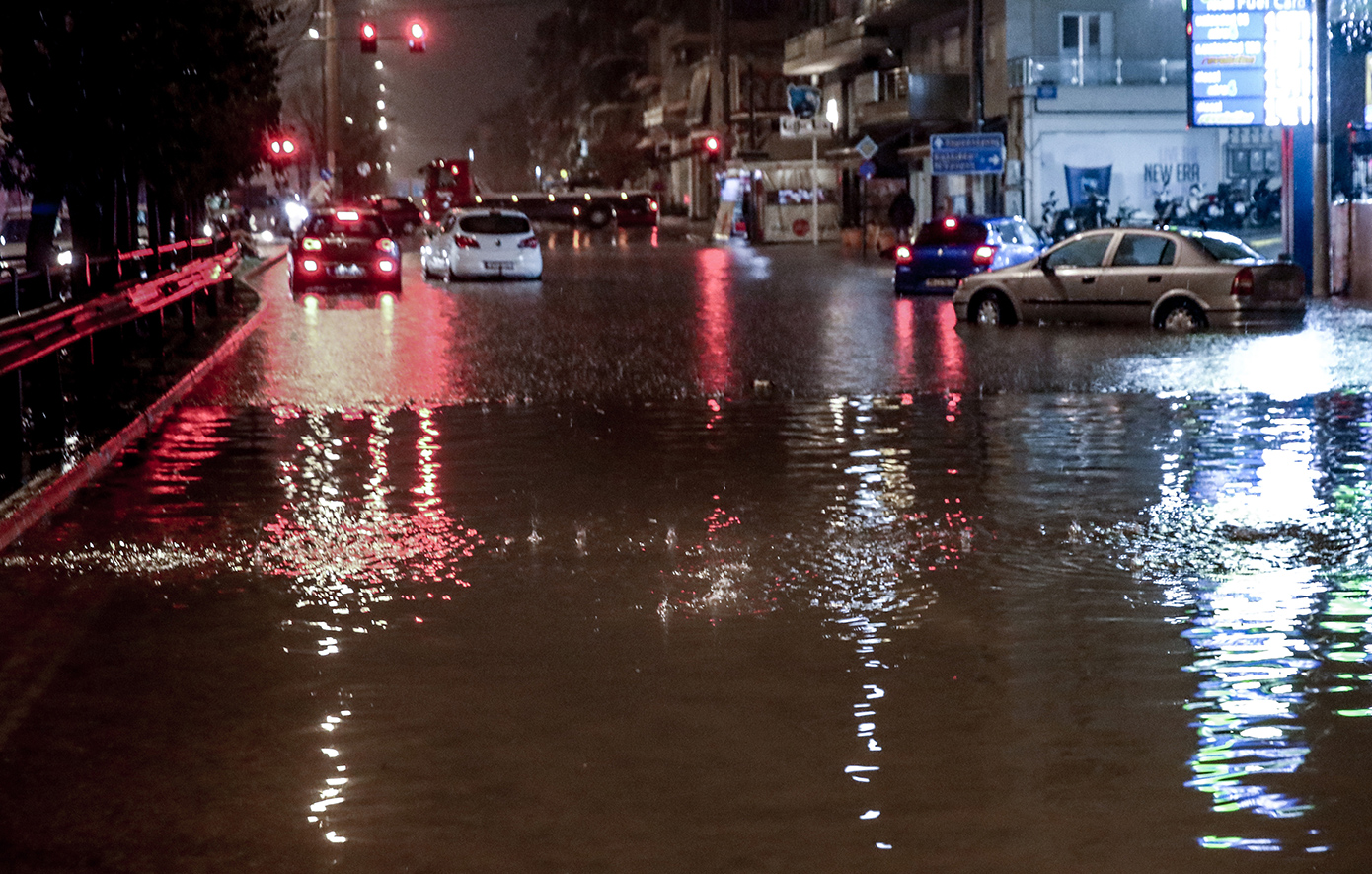 Χάος στην Αττική από την κακοκαιρία: Μία νεκρή στη Γλυφάδα, ποτάμια οι δρόμοι, βυθισμένα αμάξια, υπερχειλίζουν τα ρέματα