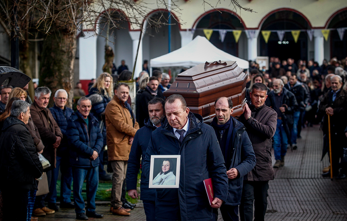 «Μαμά, πήραν άδικα τη ζωή σου &#8211; Δεν ήταν στη μοίρα της να φύγει τόσο νέα»: Σπαραγμός στις κηδείες των εργατριών της «Βιολάντα»