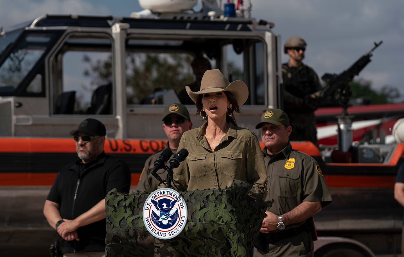 Ο Τραμπ αναιρεί την καθαίρεση &#8211; Παραμένει στη θέση της η υπουργός Εσωτερικής Ασφαλείας Κρίστι Νόεμ