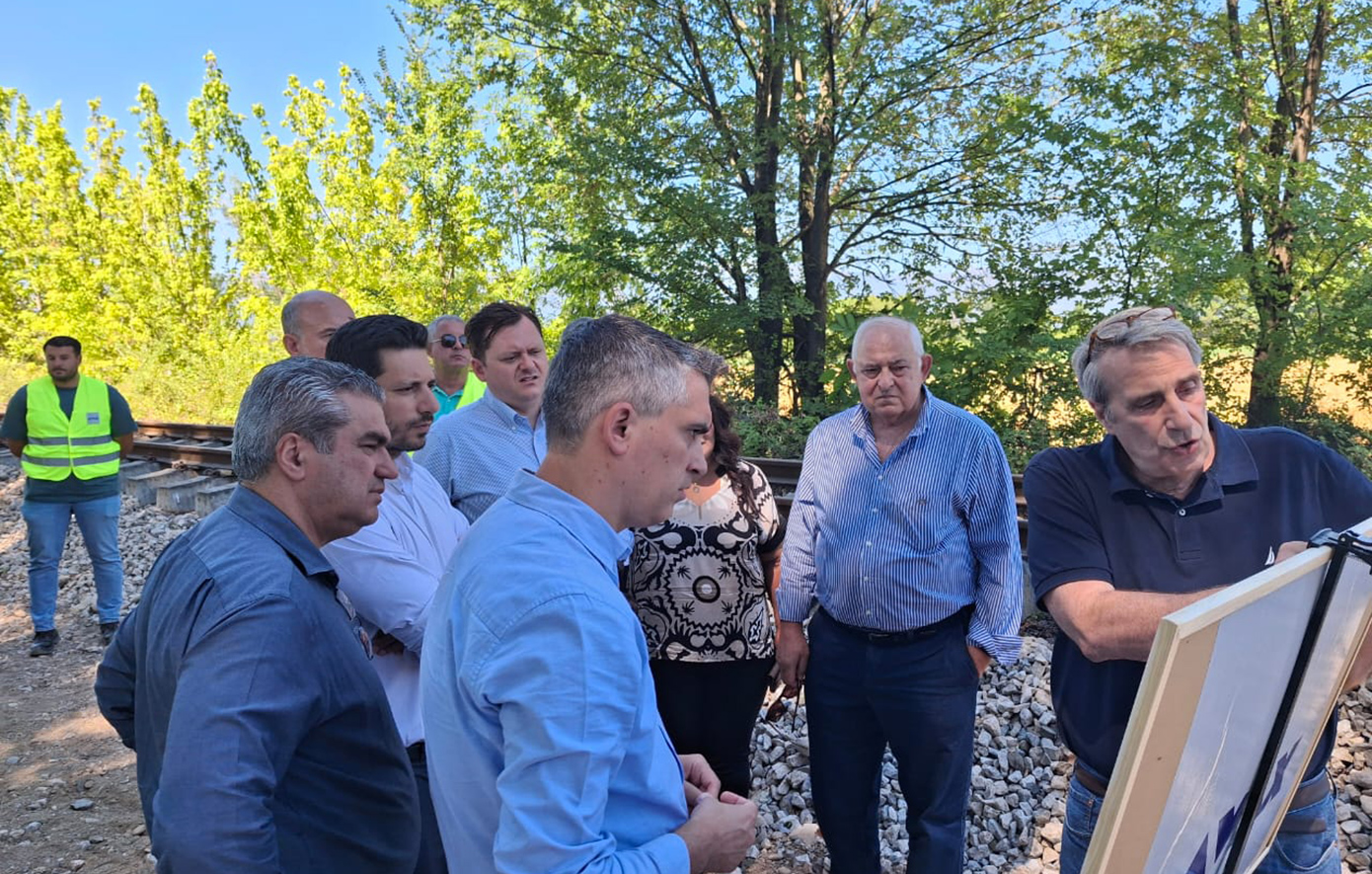 Ο Κυρανάκης επιθεώρησε τα έργα αποκατάστασης της διπλής σιδηροδρομικής γραμμής Αθήνας–Θεσσαλονίκης μετά τον «Daniel»