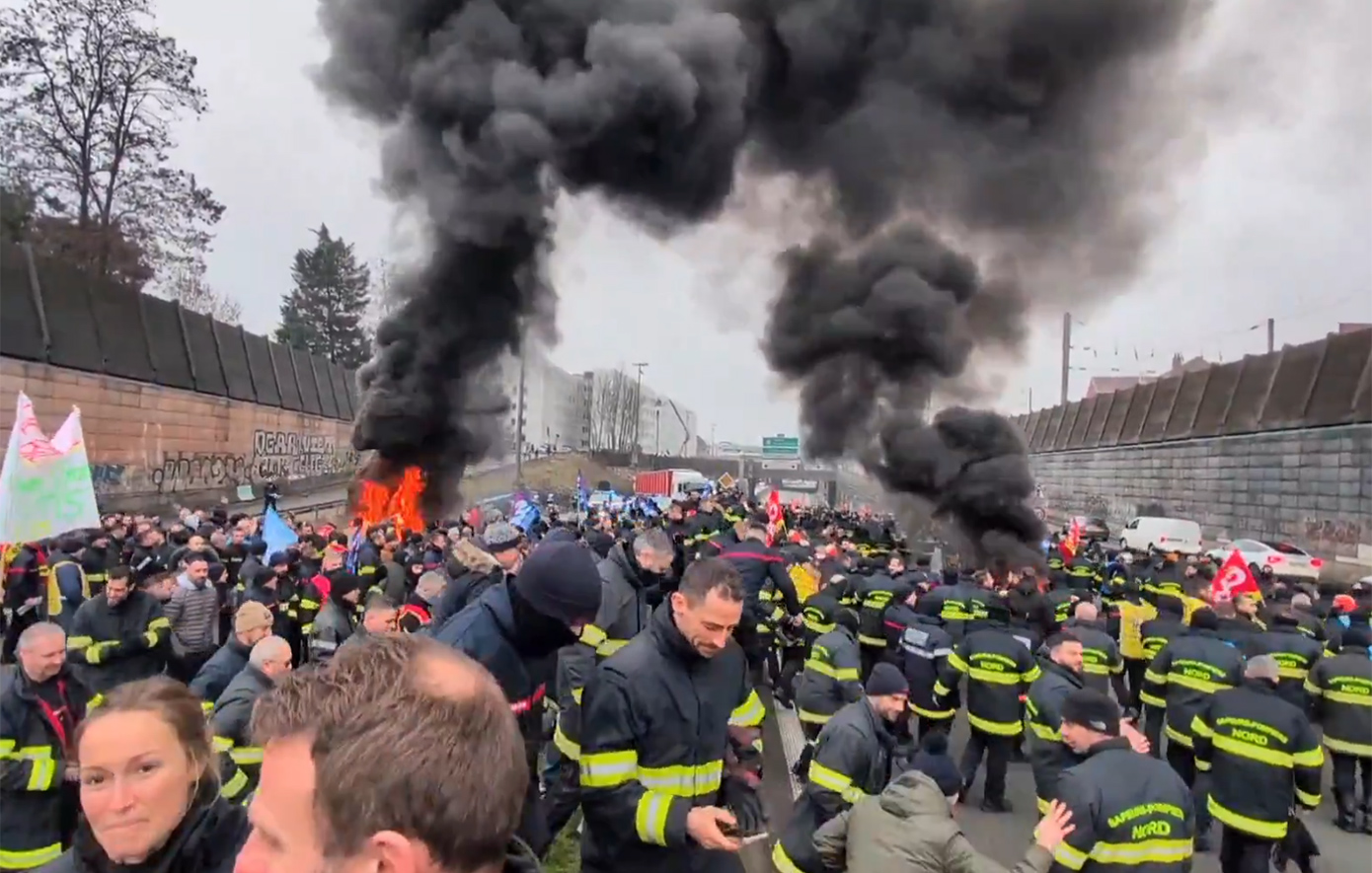«Φωτιά» πήραν οι δρόμοι της Λιλ στη Γαλλία – Πυροσβέστες διαδήλωσαν και συνεπλάκησαν με αστυνομικούς
