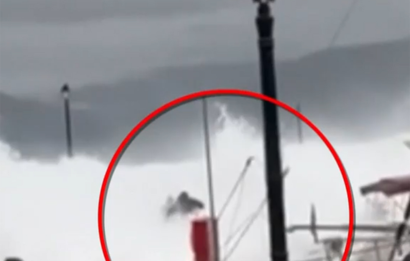 Τραγωδία στο Άστρος Κυνουρίας: Η στιγμή που το τεράστιο κύμα παρασέρνει τον 53χρονο λιμενικό &#8211; Συγκλονίζει φίλος του