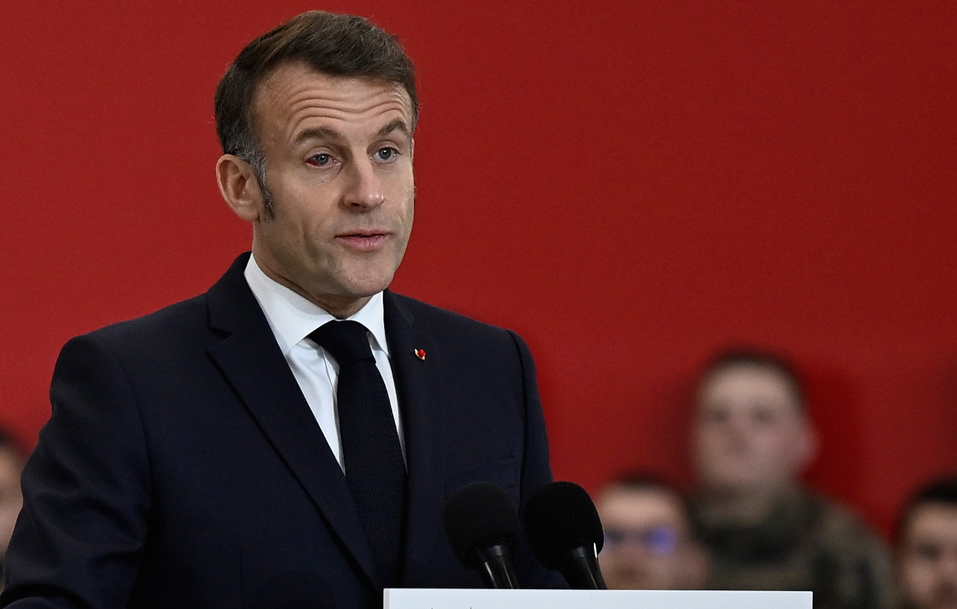Εμφάνιση Μακρόν με πρησμένο, κατακόκκινο μάτι – Η συγγνώμη για την «αντιαισθητική εμφάνιση» και η αναφορά στον Ρόκι