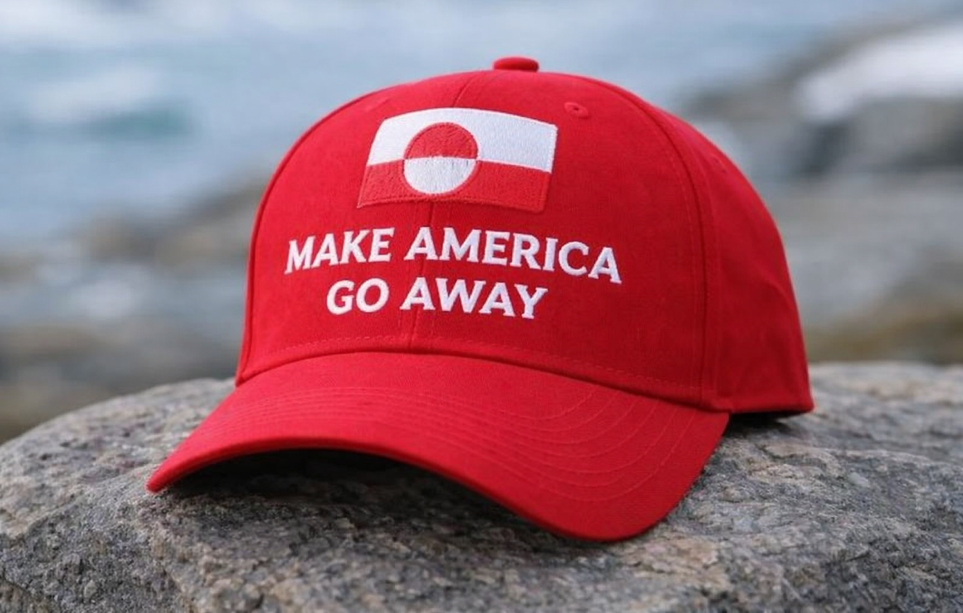 Οι Δανοί ξαναγράφουν το MAGA: Ανάρπαστα τα καπελάκια με το «Make America Go Away»