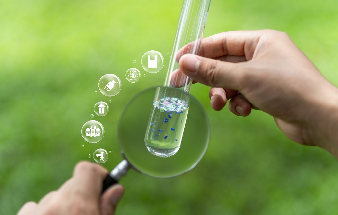 Ο απλός τρόπος να αφαιρέσετε τα μικροπλαστικά από το νερό που πίνετε