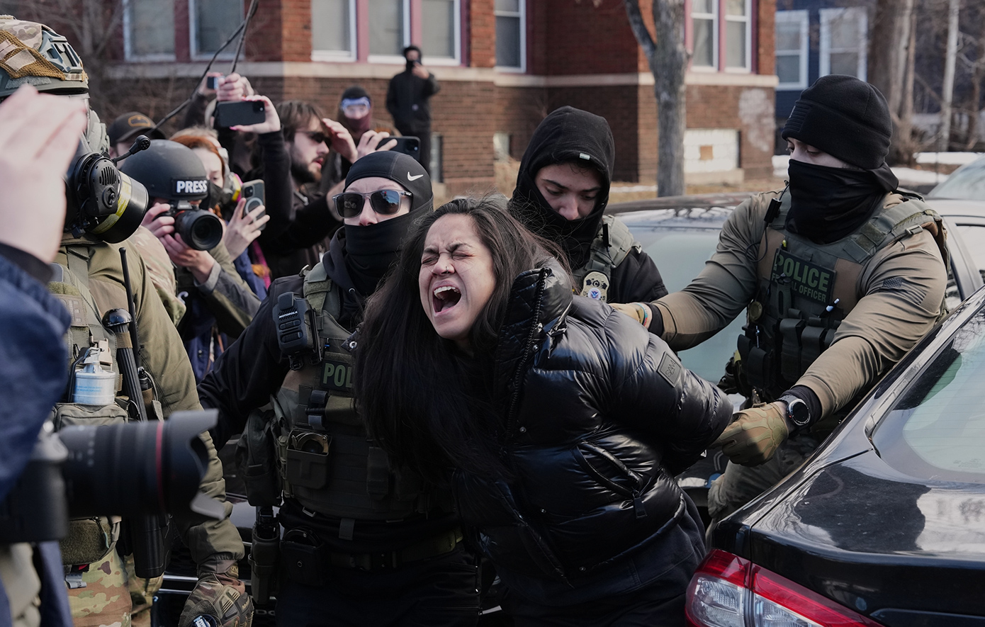 Μινεσότα: Πράκτορες της ICE σέρνουν με τη βία γυναίκα έξω από το αυτοκίνητό της