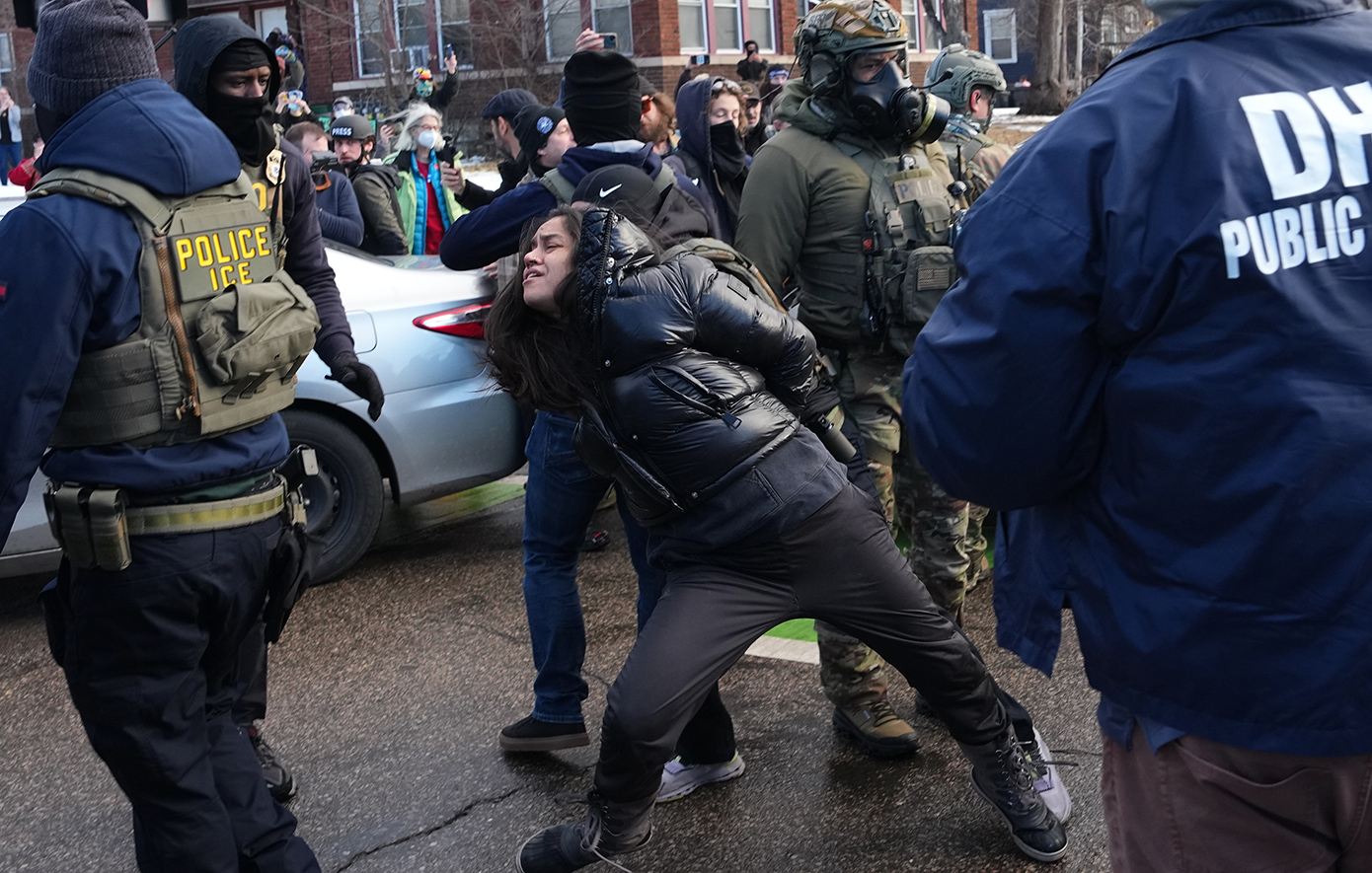 Μινεσότα: Πράκτορες της ICE σέρνουν με τη βία γυναίκα έξω από το αυτοκίνητό της