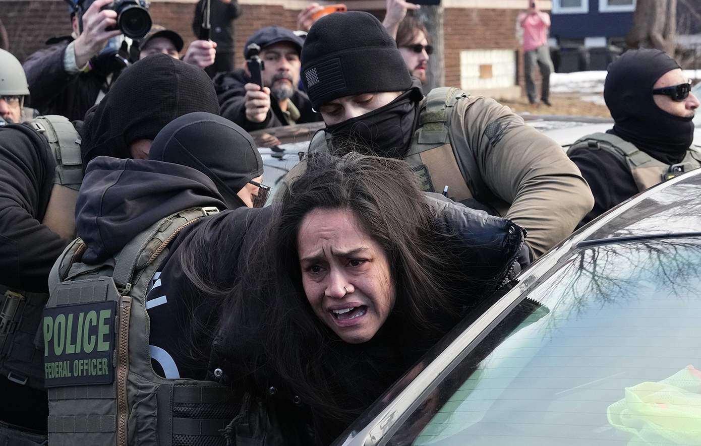 Αμερική &#8211; Μινεάπολη: Νέο βίντεο-σοκ με πράκτορες της ICE να σέρνουν γυναίκα με αναπηρία από το αυτοκίνητο