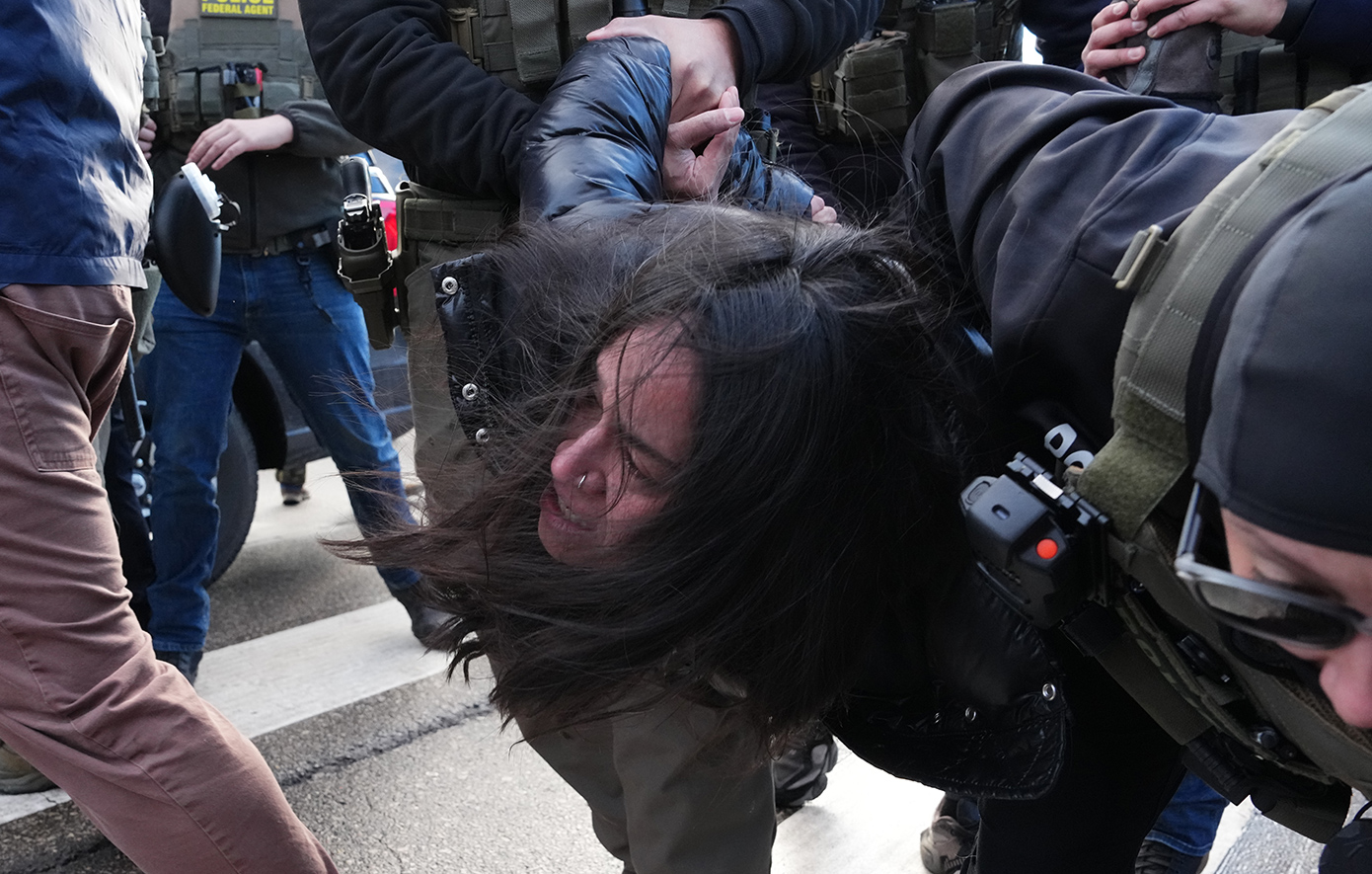 Μινεσότα: Πράκτορες της ICE σέρνουν με τη βία γυναίκα έξω από το αυτοκίνητό της