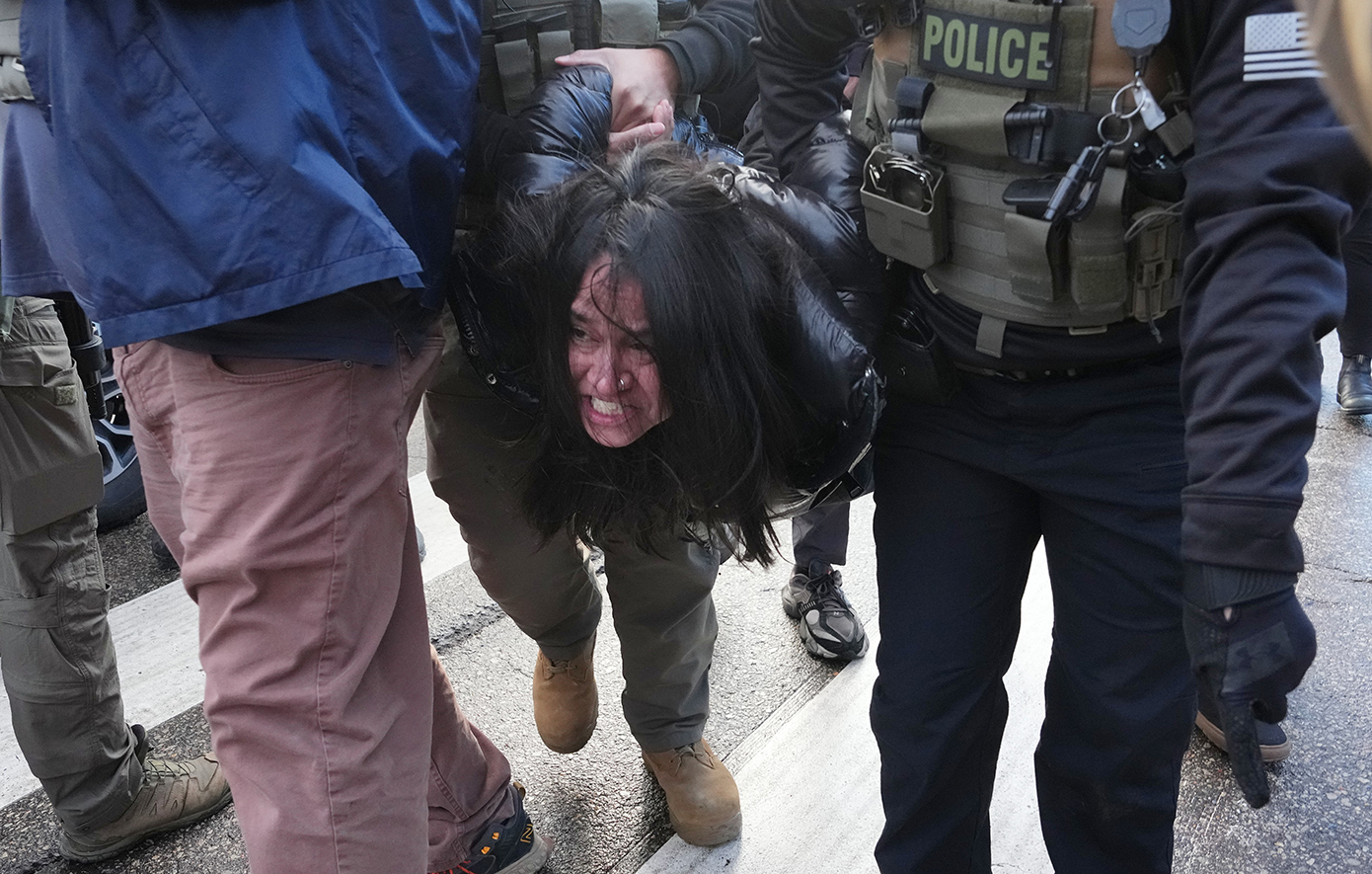 Μινεσότα: Πράκτορες της ICE σέρνουν με τη βία γυναίκα έξω από το αυτοκίνητό της