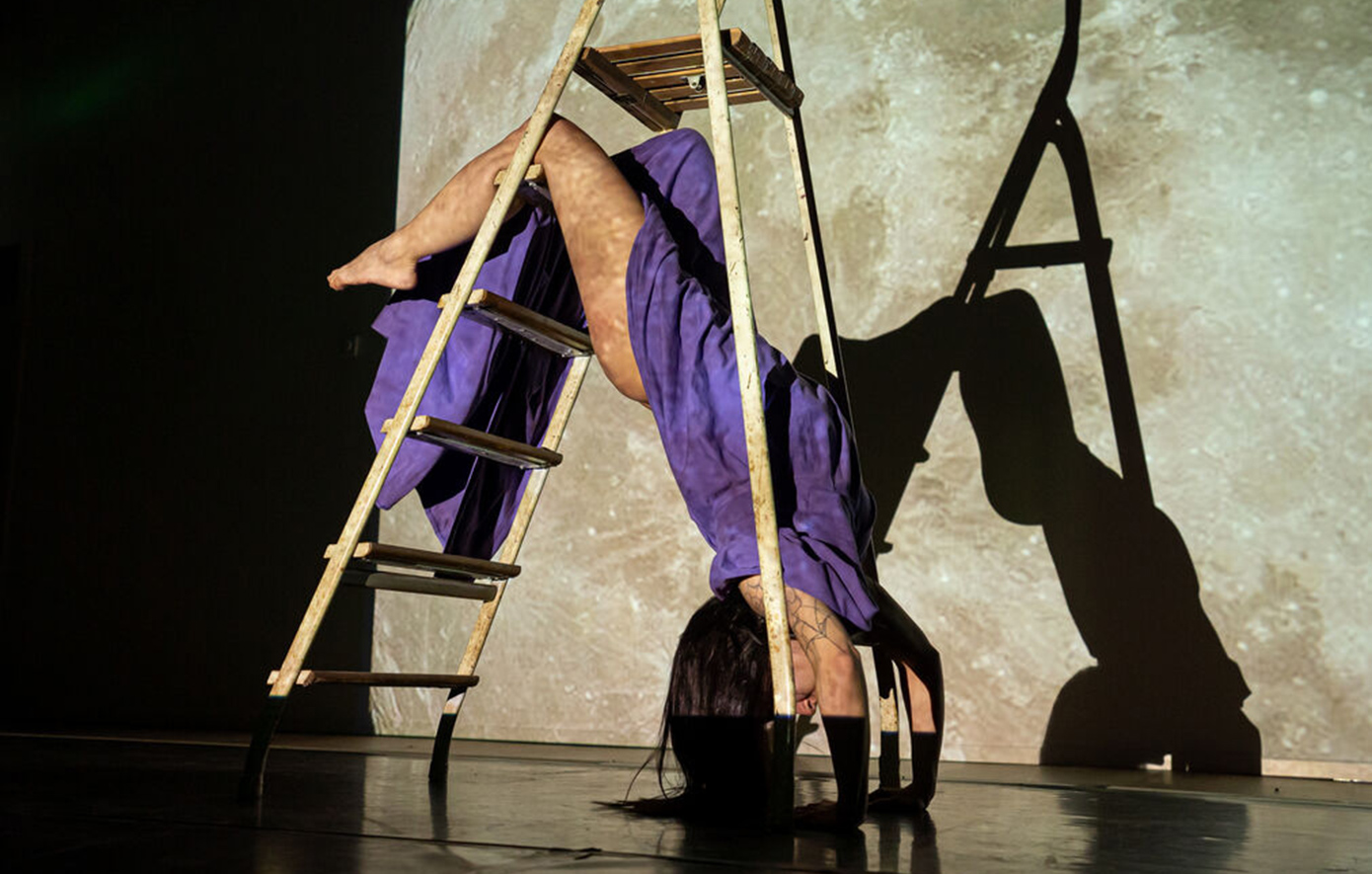 Misslightenment: Η performance που διερευνά πώς το ανδρικό βλέμμα επισκιάζει τις ιστορίες των γυναικών