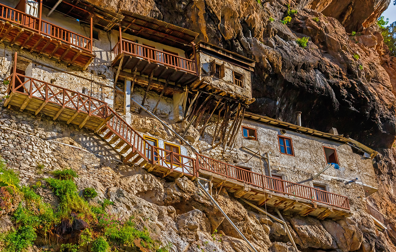 Μονή Τιμίου Προδρόμου: Ένα αρχιτεκτονικό θαύμα, σφηνωμένο σε βράχο