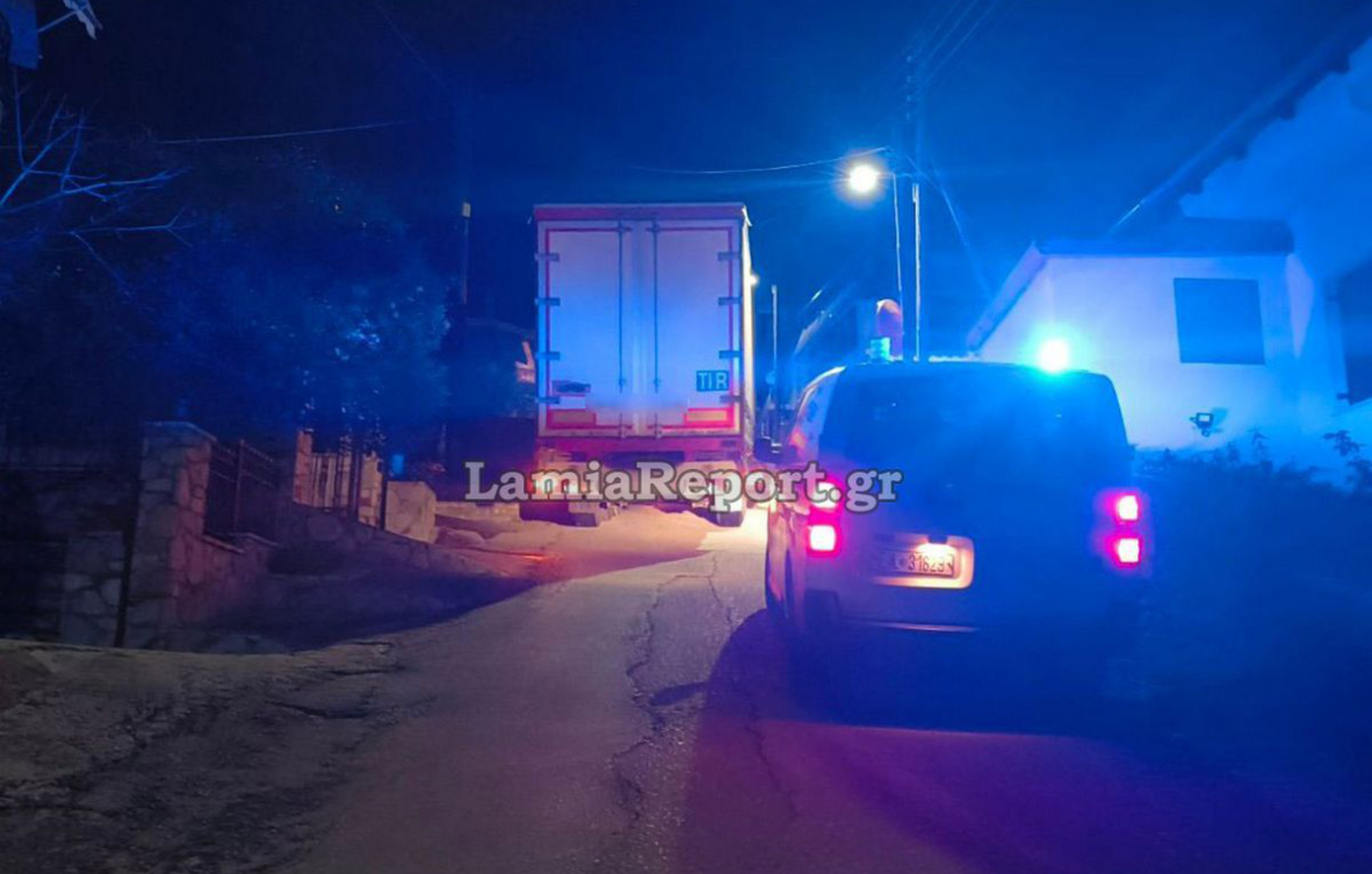 Οδηγός νταλίκας μπερδεύτηκε και κόλλησε σε στενό στη Λαμία