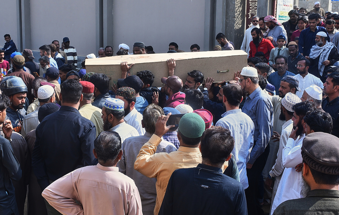 Τουλάχιστον 50 οι νεκροί από την πυρκαγιά σε εμπορικό κέντρο στο Καράτσι του Πακιστάν