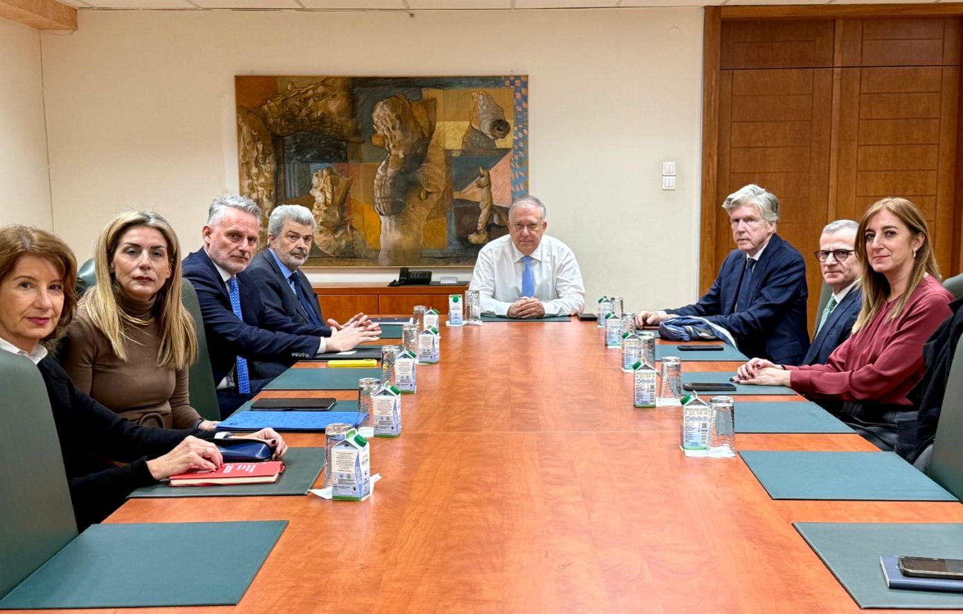 Τετ α τετ Θεοδωρικάκου με την Ένωση Ασφαλιστικών Εταιριών Ελλάδος για τα ασφάλιστρα υγείας