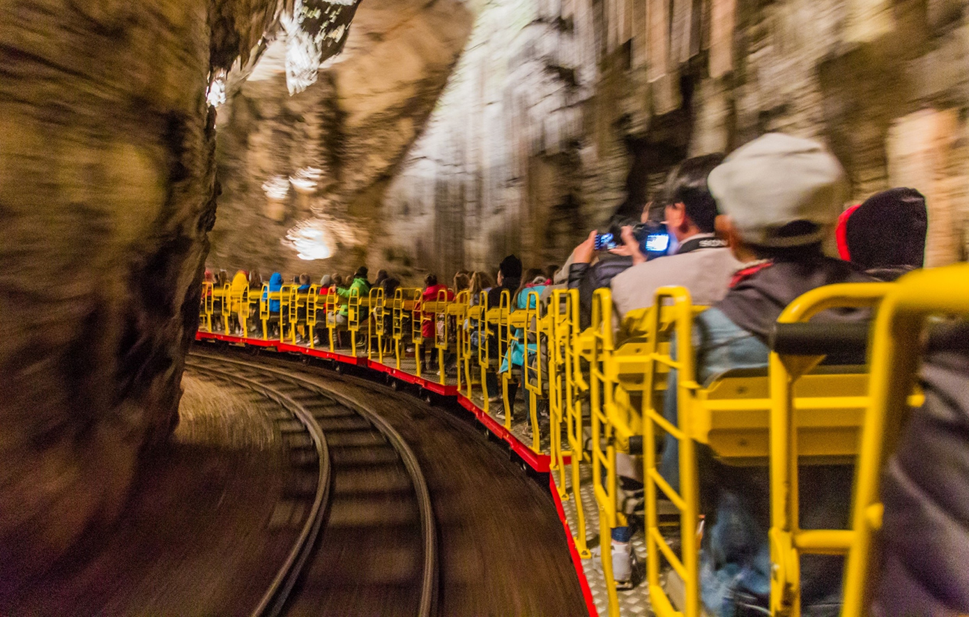 Στα έγκατα της Σλοβενίας φιλοξενείται το μοναδικό σπήλαιο στον κόσμο που το γυρίζεις με τρενάκι