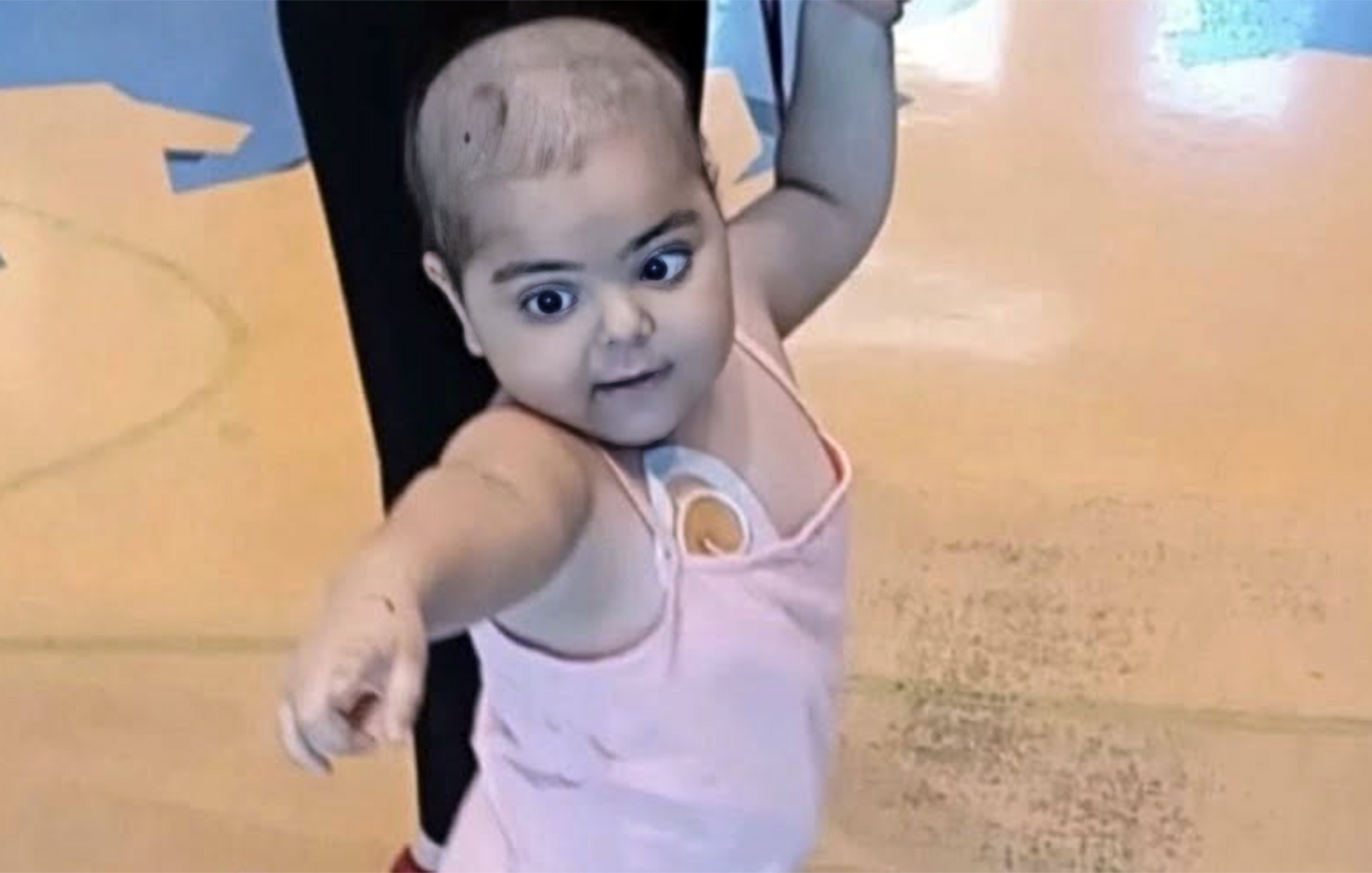 Η μικρή Παρασκευούλα που έχει διαγνωστεί με καρκίνο στον εγκέφαλο δίνει μάχη για τη ζωή της και σας χρειάζεται