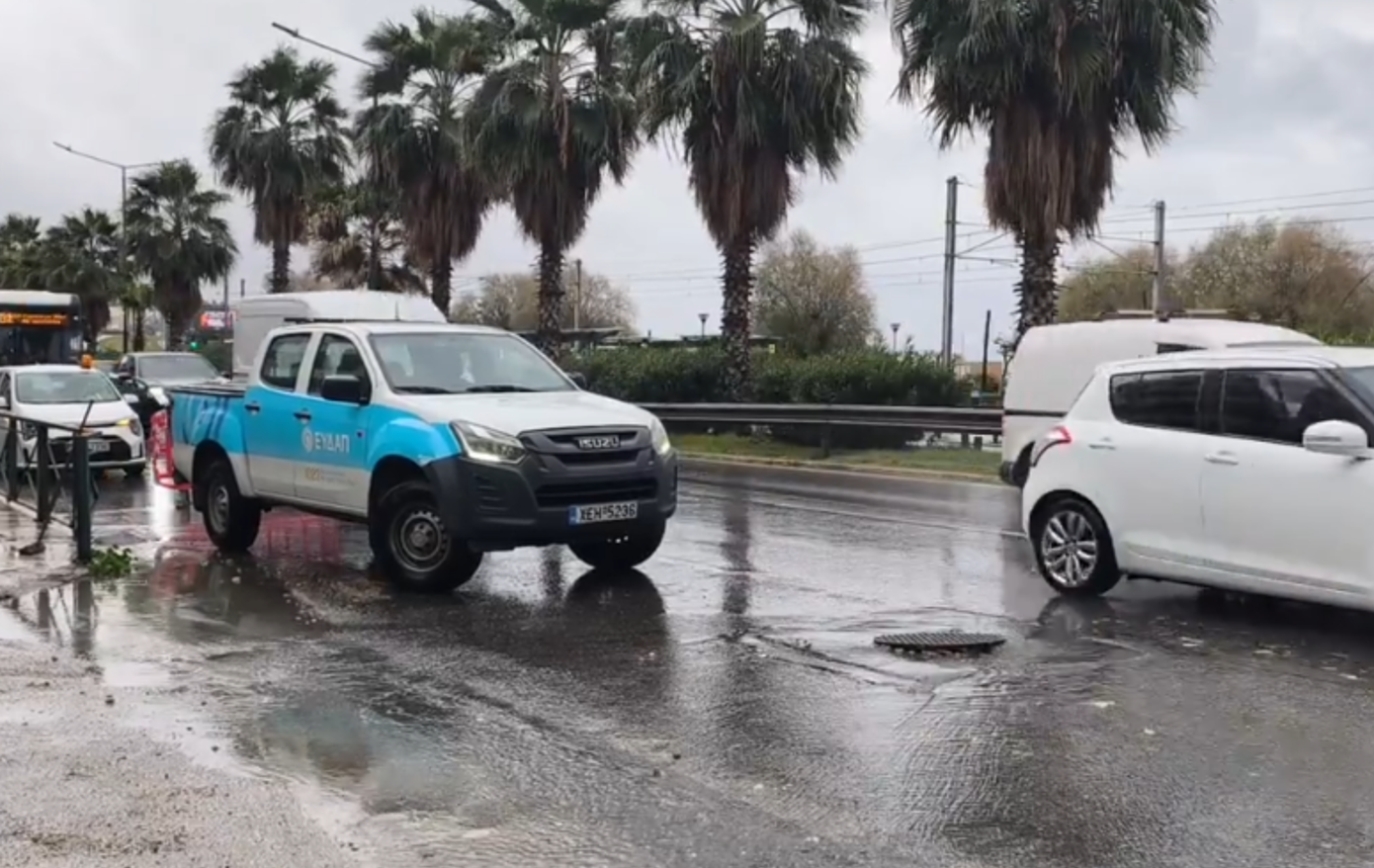 Υπερχείλισε ο υπόνομος στη λεωφόρο Ποσειδώνος &#8211; Κλειστή η δεξιά λωρίδα