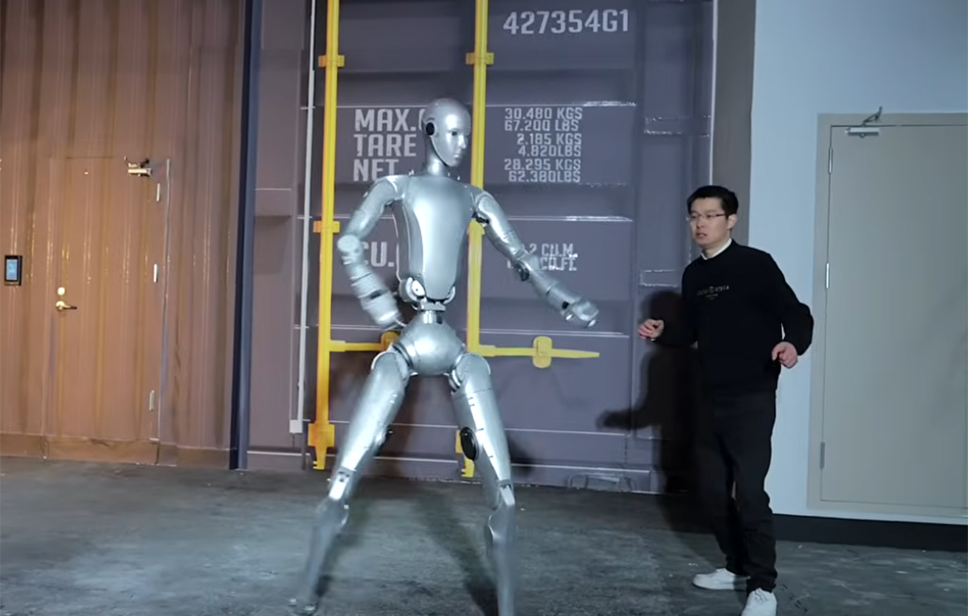 Κινεζικό ανθρωποειδές ρομπότ ύψους 1,80 μέτρων δείχνει «πολεμικές» ικανότητες με απόλυτη ακρίβεια