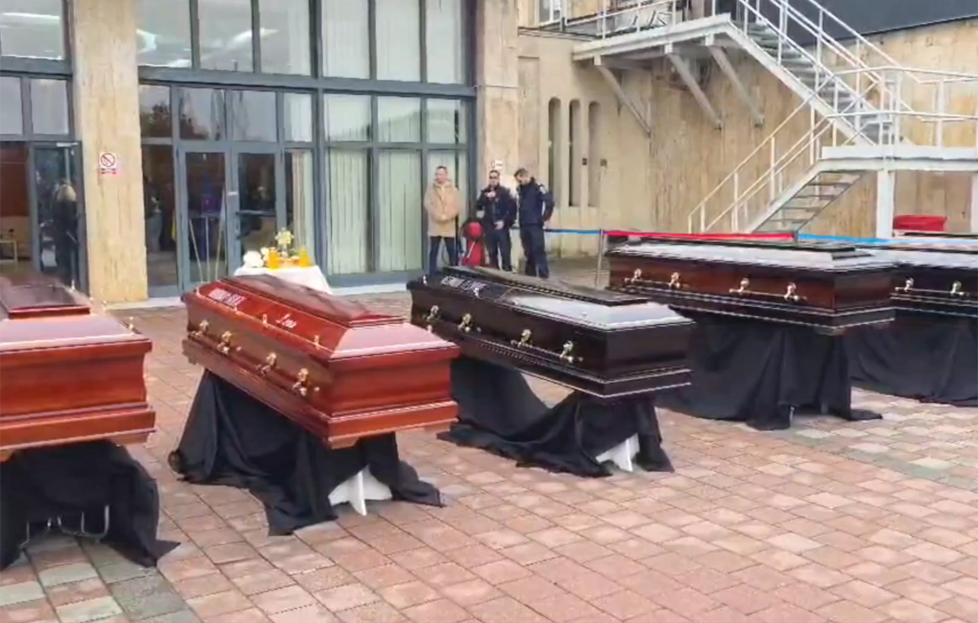 Απογειώθηκε το C-130 από τη Τιμισοάρα με τις 7 σορούς &#8211;  Χαραγμένα στα φέρετρα ηλικία και το όνομα των θυμάτων