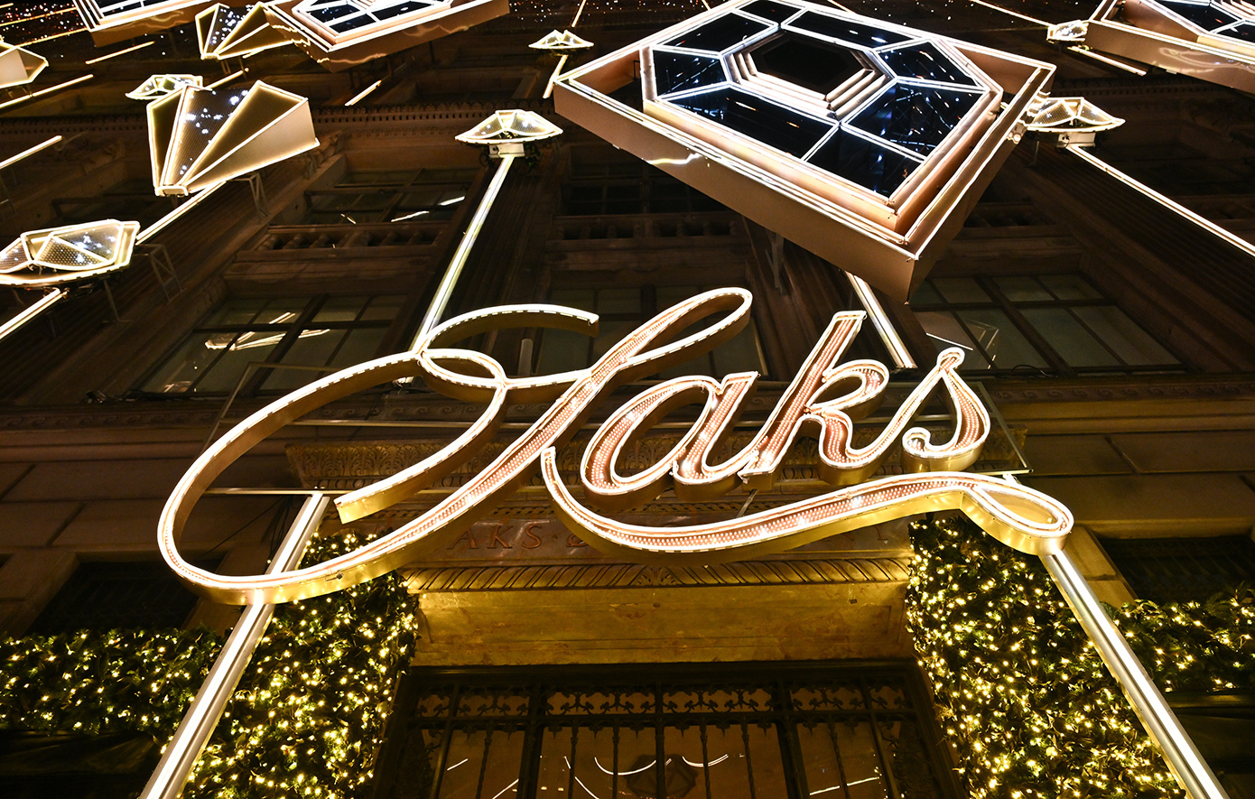 Πτώχευση κηρύσσει ο κολοσσός της μόδας Saks Global