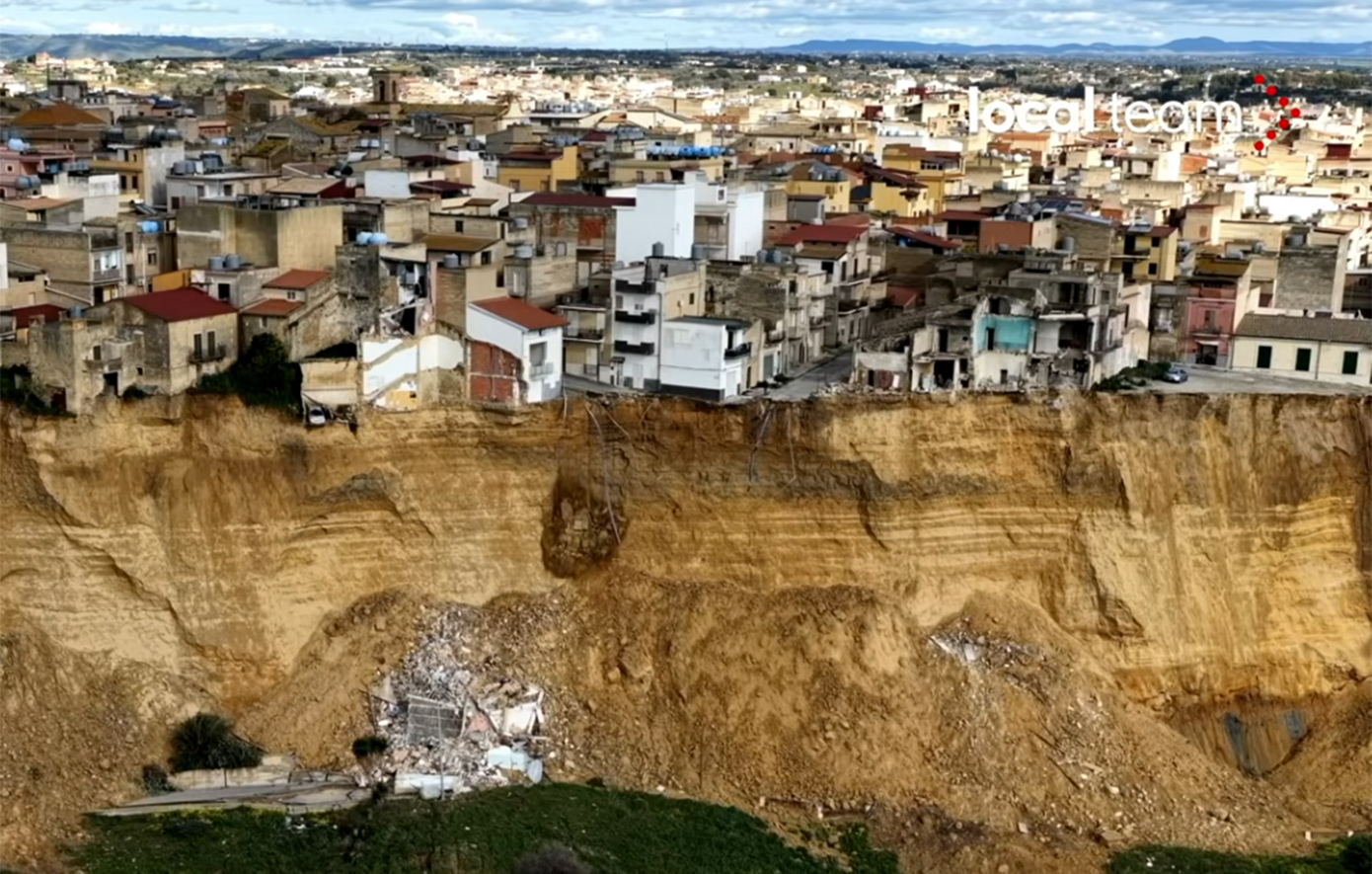 Βιβλική καταστροφή στη Σικελία: Η γη «κατάπιε» την πόλη Νισέμι – Σπίτια στο χείλος της αβύσσου και 1.500 εκτοπισμένοι