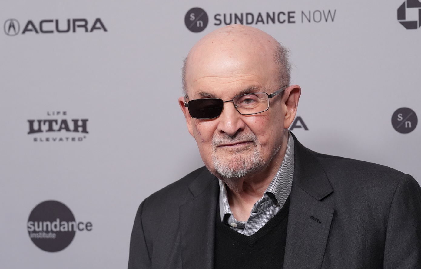 Ο συγγραφέας Σαλμάν Ρούσντι προειδοποιεί για την έξαρση της βίας στις ΗΠΑ: «Οι πάντες διατρέχουν κίνδυνο»